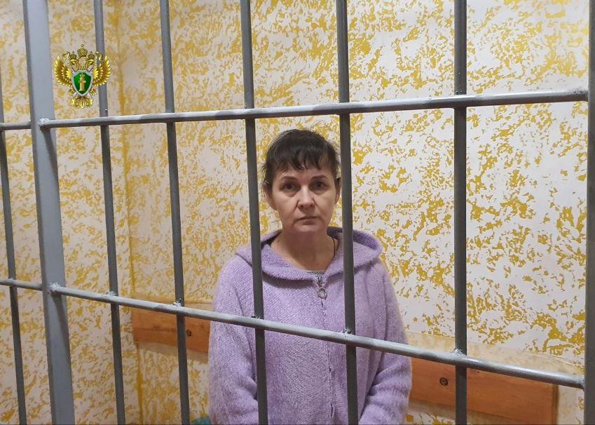 Вынесен приговор по уголовному делу о шпионаже и незаконном обороте взрывчатых веществ и взрывных устройств Херсонский областной суд вынес обвинительный приговор по уголовному делу в отношении 52-летнеей гражданки Украины Светланы Шевчук. Она признана виновной по ст. 276 УК РФ шпионаж , п.п. «а, в» ч. 3 ст. 222.1 УК РФ незаконные приобретение, передача, хранение и ношение взрывчатых веществ и взрывных устройств . Преступление выявлено и расследовано сотрудниками УФСБ России по Херсонской области. Судом установлено, что Шевчук, являясь противником проведения Специальной военной операции, в конце 2023 года вступила в контакт с представителями спецслужб Украины, которым сообщила о своей готовности оказывать помощь иностранной разведке в деятельности против безопасности России, а также собирании сведений о нахождении российских военных на территории Голопристанского района Херсонской области. В последующем, весной 2024 года, она собирала данные о передвижении и местах дислокации военной техники, а также личного состава Вооруженных Сил Российской Федерации. Полученные сведения она направила посредством интернет-мессенджера представителям украинской разведки. Эти данные могли быть использованы для нанесения огневого поражения по местам дислокации российских военных и иных лиц. Помимо этого, в тот же период женщина от украинских кураторов получала различные взрывчатые вещества и взрывные устройства, а также компоненты к ним, которые до момента их изъятия правоохранительными органами хранила по месту своего проживания. Государственное обвинение поддержано прокурором Херсонской области Андреем Петровым. Суд с учетом мнения государственного обвинителя признал Шевчук виновной и назначил ей наказание в виде 12 лет лишения свободы со штрафом в размере 300 тысяч рублей с отбыванием в исправительной колонии общего режима. #Происшествия