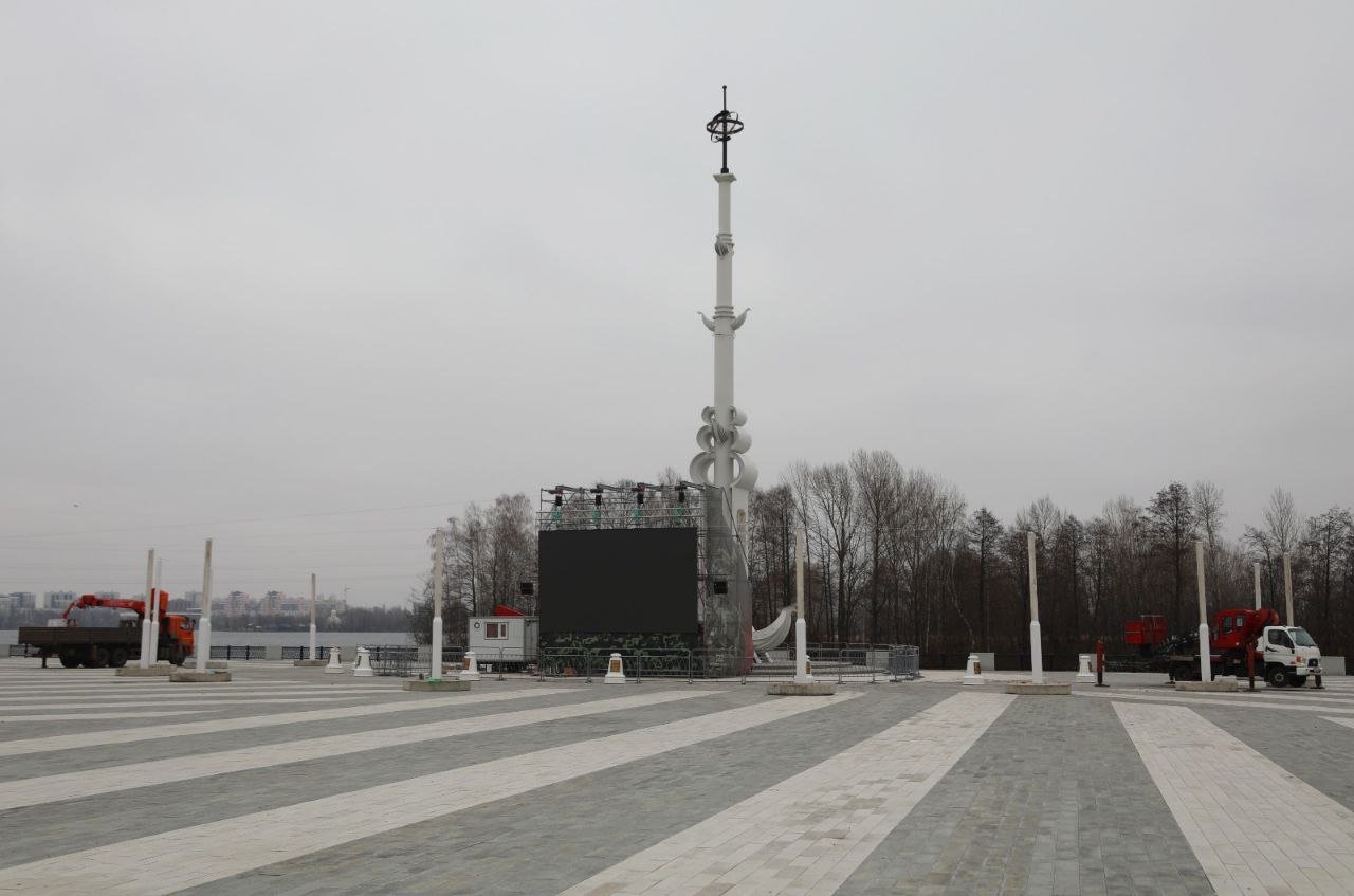 На Адмиралтейской площади готовятся монтировать каток  Набережную огородили. Там уже расставили столбы, на которых будет закреплён иллюминационный шатёр.