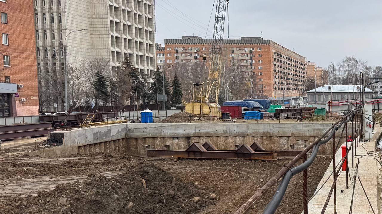 Рабочий погиб на стройке метро на улице Горького 6 декабря во время сварочных работ в тупиках за станцией Горьковская обрушилась часть металлических конструкций убив 38 летнего рабочего Сейчас проводится проверка по установлению обстоятельств и причин несчастного случая АО Моспроект 3 оказывает необходимое содействие региональной Гострудинспекции в этом вопросе В компании сообщили что родственникам погибшего будет оказана необходимая помощь рассказали в телеграм канале Метро НН Наше Новое Читать новости без интернета в МАХ