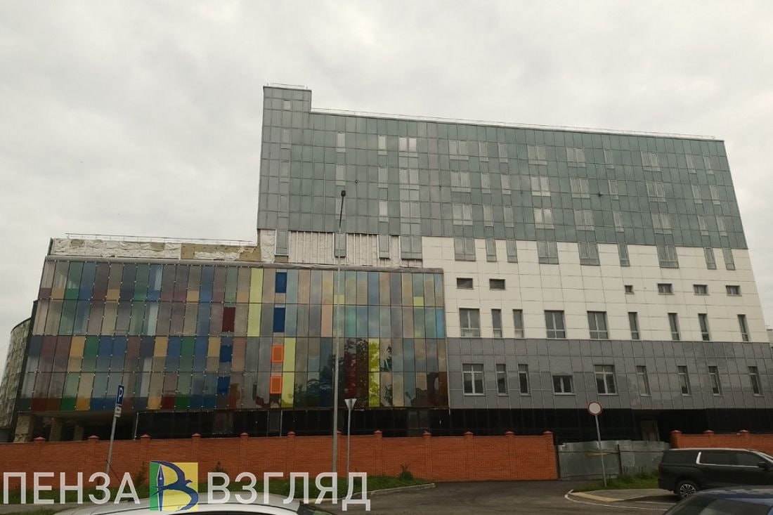 Пензенский цирк хотят достроить за 2-3 года Генеральный директор Росгосцирка Сергей Беляков сообщил, когда пензенский долгострой может открыть двери для первых зрителей. Он напомнил, что работы по строительству цирка в Пензе начались более 10 лет назад. Их планируют завершить в течение 2–3 лет. Беляков назвал долгострой «болью» Росгосцирка и пояснил, что организацию в очередной раз подвел подрядчик. Работы на объекте сейчас приостановили. Заказчик судится с исполнителями, возбуждено уголовное дело. «Мы должны пройти этот тяжелый путь, и мы уже на финальном этапе... Я надеюсь, что в течение 2–3 лет мы закончим там ремонт», — цитирует гендиректора Росгосцирка ТАСС. Беляков пояснил, что благодаря победе в суде Росгосцирк сможет забрать здание у подрядчика. После этого начнутся новые торги. На продолжение работ есть более 800 млн рублей. «Нужно делать экспертизу и переводить все это в сегодняшние деньги, на тот момент этих денег хватало. Сегодня с учетом удорожания строительных материалов, скорее всего, не хватит», — предупредил он. В 2011 году старый пензенский цирк закрыли на реконструкцию. Затем здание полностью снесли. Сначала обновленный цирк планировали открыть в 2014 году, но сроки неоднократно переносились. -Взгляд Прислать новостей