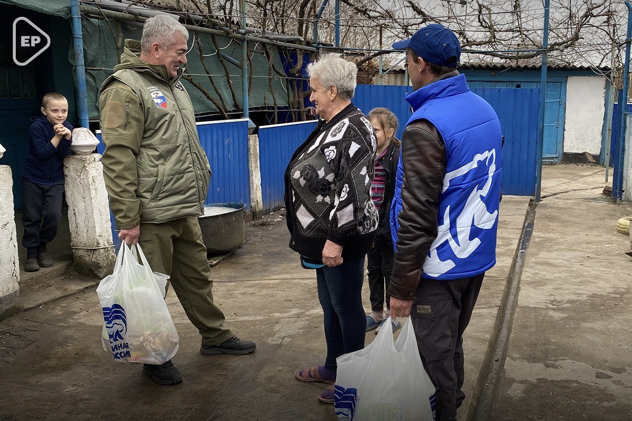 «Единая Россия» в Херсонской области передала игрушки и продовольственные наборы в подшефные семьи в прифронтовом Горностаевском округе    Волонтеры и депутат областной Думы навестили две семьи в Горностаевском округе. Одна из них - семья Зинаиды и Ивана Ищенко из села Константиновка. Зинаида Владимировна воспитала своих двоих детей, которые проживают в Тобольске, а год назад стала мамой для 6 приемных, которые остались без попечения родителей. Самому младшему - 7 лет.     «Маме Зине», как называют её дети, активисты местного отделения «Единой России» вместе с заместителем Председателя областной Думы Павлом Тропкиным вручили продуктовые наборы от гуманитарной миссии «Единой России» и постараются помочь с оформлением документов.   «Работа в территории – это всегда достаточно живая и интересная работа, потому что есть возможность пообщаться с жителями, узнать их боли, трудности и оказать им помощь. С семьей Ищенко мы знакомы с лета прошлого года. Это уникальная семья, в которой сейчас 6 детей. Помогаем насколько можно. Сегодня Зинаида Владимировна попросила помочь с оформлением паспорта одному из детей. В Горностаевском округе временно сотрудников паспортного стола нет, а в школу нужно отнести этот документ. Свяжемся с Главным управлением МВД, думаю, что решим этот вопрос», - рассказал первый заместитель секретаря Херсонского регионального отделения партии «Единая Россия» Павел Тропкин.    Во второй семье волонтеры навестили подопечную девочку Сашу. Недавно «Единая Россия» оказывала ей помощь в госпитализации. Малышке требовалась операция, партийцы помогли найти подходящего специалиста. Затем волонтеры навещали ребенка в больнице. Она уже прошла лечение, выписана и вернулась домой.     В семье сложная ситуация. Есть проблемы и с документами. Сегодня, как и обещал, депутат областной Думы вместе с исполнительным секретарем местного отделения проведал девочку дома, привез игрушки для неё и её брата.  #ЕР84 #ЕдинаяРоссия #ГуманитарнаяМиссия