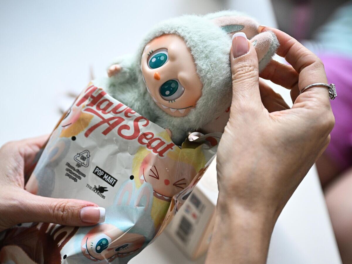 Роскачество обнаружило токсичное вещество в одной из игрушек Лабубу Сотрудники ведомства проверили брелоки на соответствие требованиям качества и безопасности Всего по 53 показателям было исследовано 13 образцов один из которых оригинальный В перечне показателей выделение вредных химических веществ в воду Он имитирует контакт игрушки с кожей человека потом и слюной Исследование показало что почти все образцы безопасны но в одном обнаружено превышение по диоктилфталату токсичному веществу которое негативно может сказываться на здоровье при длительном контакте пояснили в Роскачестве Специалисты добавили что не зафиксировали нарушений по такому показателю как интенсивность запаха Также все образцы прошли тест на устойчивость окраски При этом к ряду изделий были замечания по качеству речь идёт об обрывах шва и торчащих нитках недочёты были выявлены и у оригинальной игрушки Подписаться на Говорит Москва Telegram VK MAX