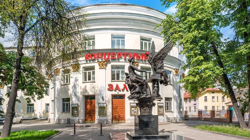 Документальные кадры Куйбышева покажут в Российской академии музыки имени Гнесиных в рамках Форума Самарская хроника Кинолетопись России 18 сентября в 12 30 в зале заседаний Ученого совета РАМ имени Гнесиных состоится смотр Музыка Кинохроники в рамках Форума Самарская хроника Кинолетопись России инициированного Роскинохроникой для сохранения памяти о вкладе регионов в кинолетопись Победы В мероприятии примут участие директор Самарской студии кинохроники Александр Безуглов лауреат всероссийских и международных конкурсов Дмитрий Соколов труба и воспитанники Первого Московского кадетского корпуса Гости увидят уникальные документальные кадры Куйбышева 1941 1945 годов а также фильм Возрождение Сталинграда снятый московскими и самарскими кинематографистами в 1944 году