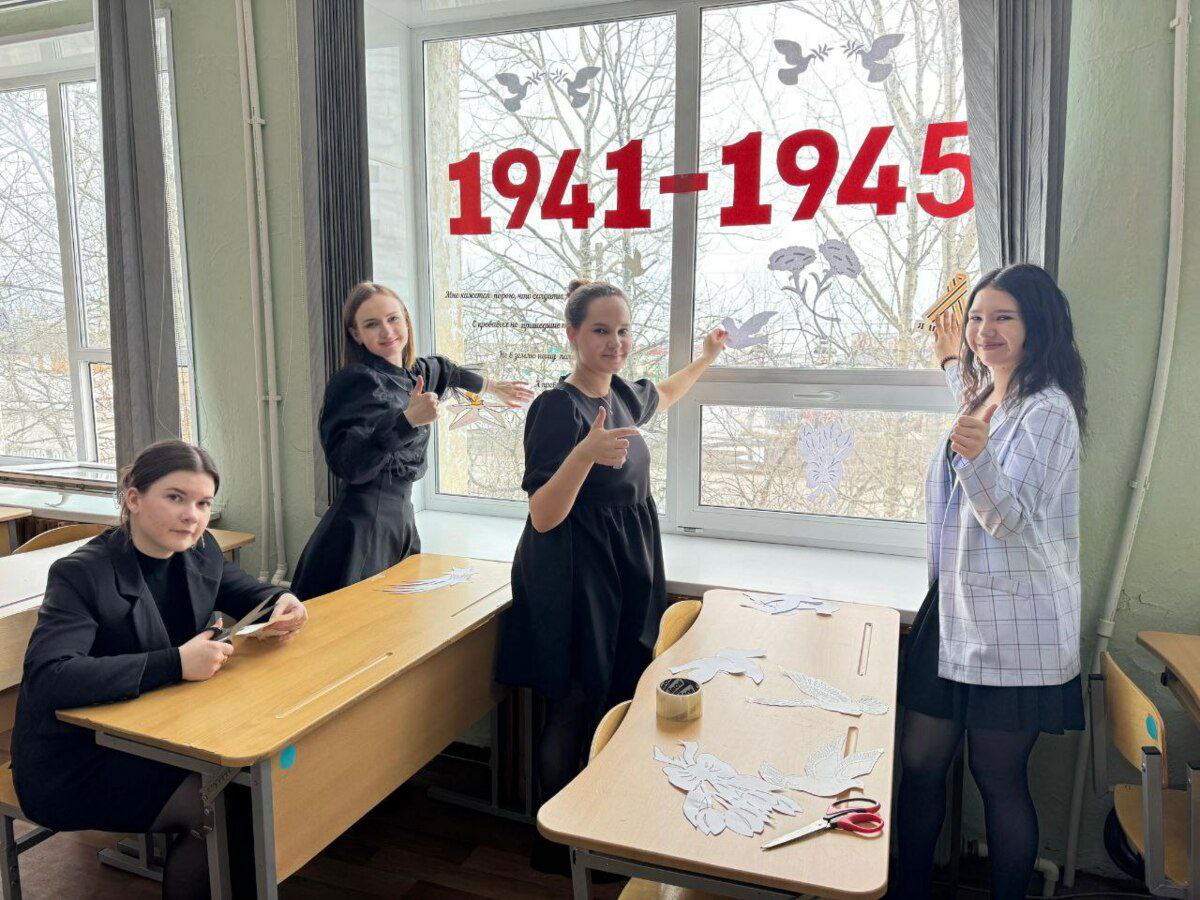 На Камчатке стартовала акция «Окна Победы» Украшенные окна появятся в школах и колледжах девяти муниципалитетов края. В преддверии 80-летия Великой Победы Движение Первых запустило Всероссийскую акцию «Окна Победы». Эта масштабная патриотическая инициатива призывает россиян украсить окна своих домов, учебных заведений и общественных пространств памятными наклейками, посвященными знаменательной дате. Акция направлена на сохранение исторической памяти о героизме и подвиге советского народа в Великой Отечественной войне и объединение граждан вокруг общих ценностей. «Акция Движения Первых "Окна Победы" – одно из ключевых событий празднования 80-летия Победы в Великой Отечественной войне. Это возможность для каждого тематически украсить окна домов, образовательных организаций, предприятий и публичных пространств, чтобы отдать дань памяти тем, кто отстоял наше право на жизнь и на будущее наших детей. В этом году акция приобретает особую значимость. Она позволяет педагогам и наставникам вместе с детьми прикоснуться к истории, обсудить важность подвига советского народа и внести свой вклад в сохранение исторической памяти», – отметила председатель Совета регионального отделения Движения Первых Камчатского края Екатерина Кочетова. Подробнее на сайте: #ВОВ #80летПобеды #80летПобеды_Камчатка #ВеликаяПобеда #80_Победа #Великая_Отечественная_война #Защитники_Родины #ДеньПобеды #Япомню_Ягоржусь