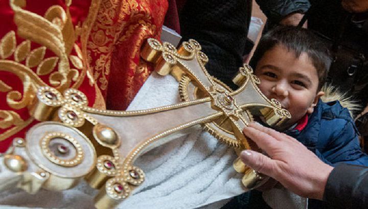 В Армении сегодня отмечают Святое Рождество Сегодня 6 января Армянская Апостольская Церковь отмечает праздник Богоявление и Рождества Иисуса Христа Это один из главных христианских праздников До 5 века все христианские церкви отмечали праздник Рождества Христова и Крещения 6 января В дальнейшем некоторые церкви начали отмечать Святое Рождество 25 декабря Это было сделано для того чтобы люди забыли отмечаемый в этот день языческий праздник Армянская Апостольская церковь осталась верна старому порядку и день рождения Христа отмечает 6 января одновременно с Крещением Христа под общим названием Богоявления Накануне праздника Святого Рождества вечером служится литургия которая называется Литургия Сочельника В этот день верующие зажигают свечу в церкви и несут ее домой для освещения дома и подготовки к празднику Рождества Христова На следующий день 6 января утром служится Рождественская литургия Далее проводят праздник крещения Христа с церемонией освящения воды rusyerevantoday