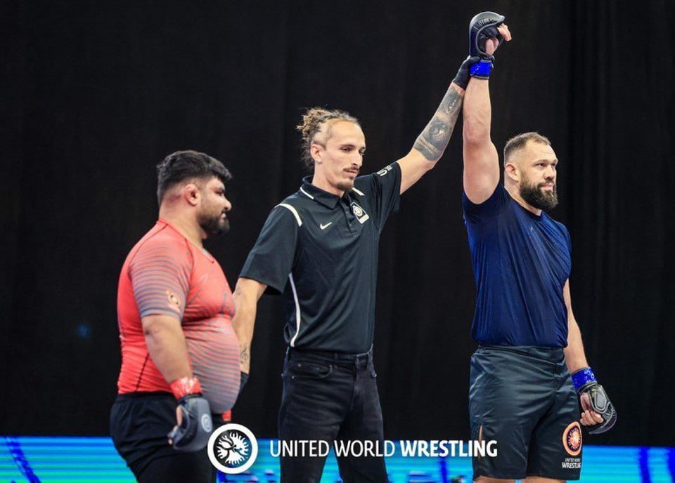 Владимир Дайнеко из Красноярского края стал чемпионом мира по панкратиону По итогам чемпионата мира по панкратиону который прошел в сербском городе Нови Сад борцы из Красноярского края завоевали две награды золотую и бронзовую медали Как сообщили в региональном министерстве спорта в соревнованиях приняли участие представители 20 стран Европы Азии Африки и Северной Америки Представитель нашего края Владимир Дайнеко стал чемпионом мира в весовой категории свыше 100 килограммов Второе место занял немец Незар Альхабаз а бронзу взяли иранец Амир Фархадпор и украинец Александр Ходаков Еще один красноярский атлет Саид Мухаммед Гутаев взял бронзу в весе до 100 килограммов United World Wrestling Подписаться на kpkrsk