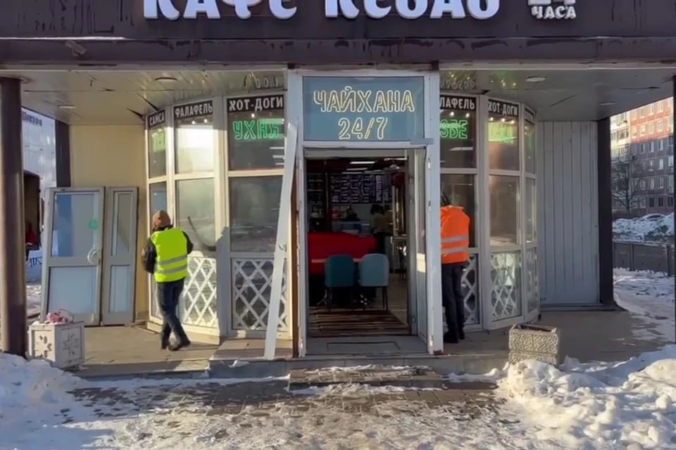 Кафе шаверму на Энтузиастов начали сносить за самозахват земли Арендный договор с владельцами павильона на проспекте Энтузиастов расторгли ещё 22 августа а участок площадью 226 кв м признан использованным незаконно Несмотря на уведомление и срок на добровольный демонтаж предприниматели не выполнили требования Городские власти приступили к принудительному сносу судебных запретов нет владельцы уже привлечены к административной ответственности Информация предоставлена пресс службой ККИ Петербурга ККИ Петербурга Читай нас в MAX Читай нас в Telegram