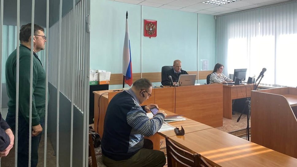 Индустриальный райсуд Ижевска на два месяца продлил срок ареста заместителю генерального директора по реализации газа ООО «Газпром межрегионгаз Ижевск» Алексею Самкову, сообщает объединенная пресс-служба судов Удмуртии. Ему предъявлено обвинение в получении крупной взятки  ст. 290 УК РФ . Подсудимый и его защитник просили изменить меру пресечения на более мягкую, однако судебная инстанция продлила срок нахождения фигуранта в СИЗО до 9 октября.    объединенная пресс-служба судов Удмуртии / Судебное заседание по делу Алексея Самкова 10 апреля   Узнать повестку дня — на сайте «Ъ-Удмуртия»