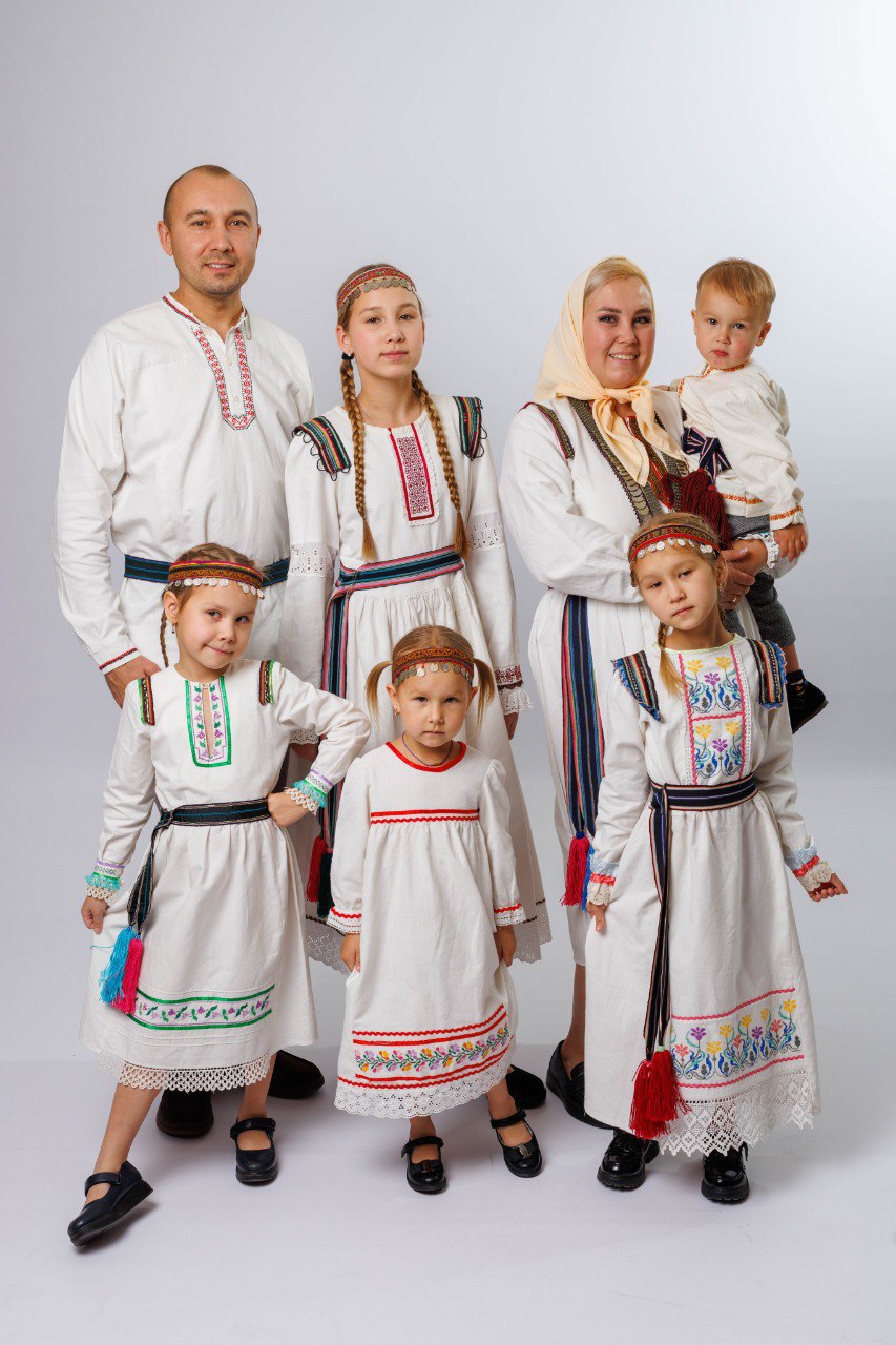 Президент России Владимир Владимирович Путин назвал приоритетной национальной задачей улучшение демографической ситуации в стране поддержку рождаемости и продвижение ценностей большой многодетной семьи В республике как и по всей стране реализуется нацпроект Семья Это системная работа по поддержке родителей и повышению качества жизни В Марий Эл действует целый комплекс мер и мы видим первые результаты 859 семей уже воспользовались услугой проката детских вещей первой необходимости 836 семьям помогает Социальная няня давая родителям возможность работать или учиться 200 студентам из многодетных семей компенсирована половина стоимости обучения 120 студенток ставших на учёт по беременности получили единовременную выплату 100 тысяч рублей 380 женщинам оказана помощь в подготовке к ЭКО 115 семей с рождением третьего и последующего ребёнка получили увеличенную до 1 миллиона рублей выплату на ипотеку Вместе мы создаём будущее Марий Эл будущее в центре которого семья и дети