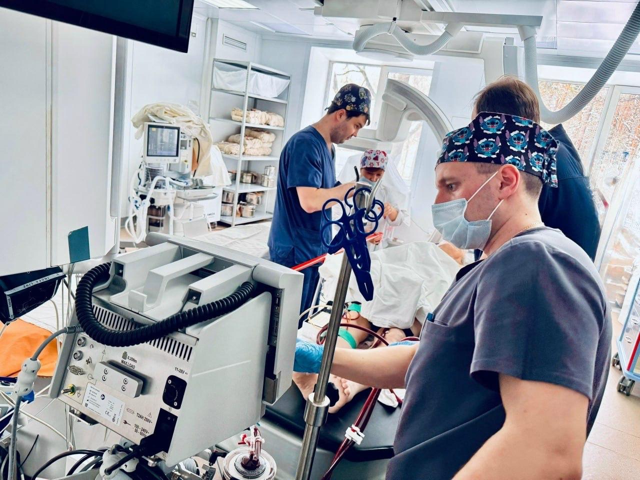 Калужские врачи спасли женщину с тяжелым заболеванием сердца 60 летняя пациентка поступила в Калужскую областную клиническую больницу с острым инфарктом осложненным сниженным кровоснабжением тканей Проведение операции под наркозом как и установка стентов представляли высокий риск в любой момент могло остановиться сердце Тогда врачи приняли решение подключить пациентку к аппарату ЭКМО системе которая временно заменяет работу сердца и легких Пока аппарат поддерживал жизненные функции хирурги безопасно установили стенты и восстановили кровоток Операция прошла успешно Сейчас женщину выписали из больницы она чувствует себя хорошо сообщила глава минздрава области Анна Чернова Наш канал в MAX Прислать новость