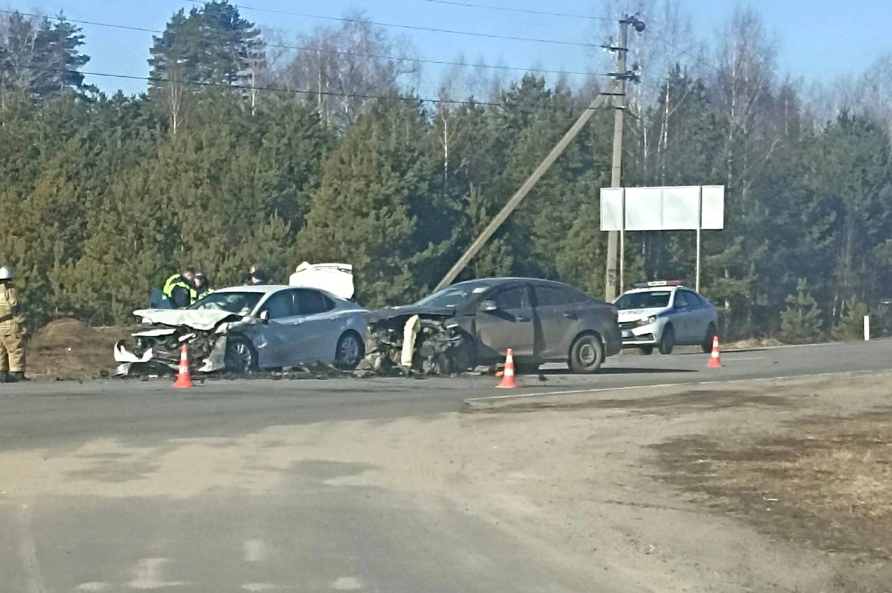 Глава Сокольского округа попал в серьезное ДТП под Городцом.  Автомобиль, в котором Александр Созонов ехал в командировку, попал в лобовое с легковушкой. Чиновник и его водитель получили травмы. Их доставили в больницу.    Подписаться   Прислать новость