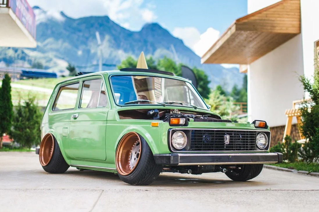 В России могут упростить процедуру регистрации тюнинга Группа депутатов направила министру внутренних дел письмо с предложением упростить порядок оформления изменений конструкции транспортных средств Авторы инициативы члены партии Новые люди отмечают что бюрократические трудности длительные сроки и высокая стоимость вгоняют тюнинг в серую зону Упрощение процедуры может в том числе положительно сказаться на качестве работ и дорожной безопасности В частности предлагается пересмотреть и оптимизировать сами этапы регистрации изменений исключив необходимость согласования косметических изменений Если оформление упростят воспользуетесь возможностью да кое что хотелось бы осуществить вряд ли Журнал Авто ру online