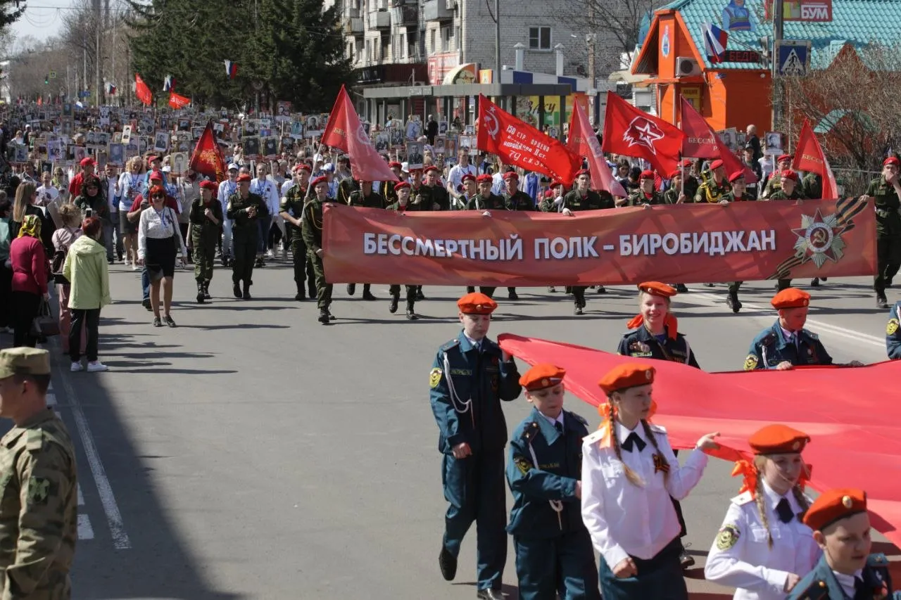 При соблюдении повышенных мер безопасности пройдёт шествие Бессмертного полка в Биробиджане В Биробиджане колонна стартует 9 мая в 15 00 от перекрестка улиц Казакевича и Шолом Алейхема район остановки Почта Колонна строится от перекрестка ул 40 лет Победы ул Шолом Алейхема до перекрестка ул Казакевича ул Шолом Алейхема В целях обеспечения безопасности будут организованы досмотровые мероприятия Проверка будет проводиться с применением металлодетекторов В зону проведения патриотической акции запрещено проносить все виды оружия колющие и режущие предметы легковоспламеняющиеся и взрывоопасные вещества а также напитки в стеклянной таре Граждан просят с пониманием отнестись к принятым мерам безопасности В этом году колонна пройдет по улице Шолом Алейхема Колонна дойдет до пересечения улицы Горького потом по Горького далее на проспект 60 летия СССР с выходом на площадь Ленина где состоится торжественное завершение воистину народной акции По маршруту следования колонны будут обеспечены дополнительные точки входа для тех кто хочет стать участником шествия Пройти досмотровые мероприятия и войти в Бессмертный полк можно будет по следующим адресам перекресток ул Казакевича ул Шолом Алейхема ул Шолом Алейхема 95 ул Шолом Алейхема 89 ул Шолом Алейхема 83 ул Шолом Алейхема 81 перекресток ул Текстильная ул Шолом Алейхема ул Шолом Алейхема 77 район торгового центра Гигант ул Шолом Алейхема 69 ул Шолом Алейхема 65 перекресток ул Постышева ул Шолом Алейхема ул Шолом Алейхема 53 перекресток пер Швейный ул Шолом Алейхема ул Шолом Алейхема 39 перекресток ул Димитрова ул Шолом Алейхема ул Шолом Алейхема 27 ул Шолом Алейхема 21 ул Шолом Алейхема 20 перекресток ул Горького ул Шолом Алейхема перекресток ул Горького пр 60 летия СССР 18 Напоминаем что во время построения и движения колонны Бессмертного полка будет ограничено движение автотранспорта по улице Шолом Алейхема Парковочные места на период следования колонны будут закрыты с 07 00 до 17 00 09 05 2026 Подписывайтесь на наш канал в MAX
