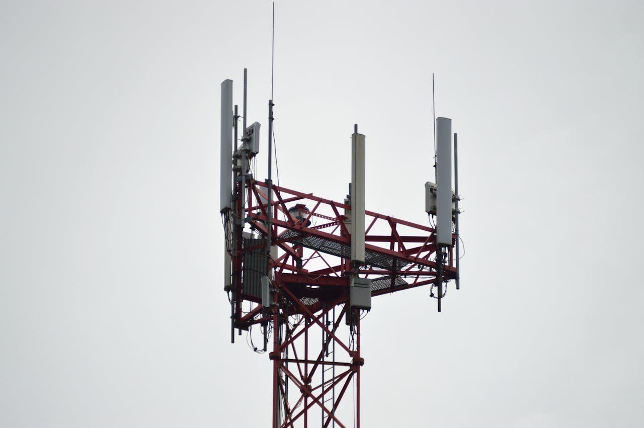 В Казахстане будут тестировать интернет 10G Соглашение о пилотном проекте подписали власти Астаны и китайская компания Huawei Technologies Kazakhstan. 10G — это проводной интернет со скоростью до 10 Гбит в секунду, который используется в домах и офисах. Название означает не 10-е поколение, как 4G/5G, а скорость. Подробности