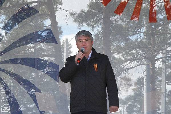 Алексей Цыденов вручил легендарной Цэгмид медаль за заслуги перед Бурятией В Улан-Баторе побывала делегация Бурятии с главой республики Кульминацией стала премьера документального фильма «Фронт Цэгмид — это живая легенда», созданного бурятским режиссером Олегом Юмовым. Фильм рассказывает о первой официальной помощи, оказанной Монголией Советскому Союзу в борьбе с фашизмом. На премьере присутствовали выдающиеся гости, включая героиню фильма Фронт легендарную Цэгмид и участницу боев на Халхин-Голе Цэрэнгийн Чимэдцэрэн.