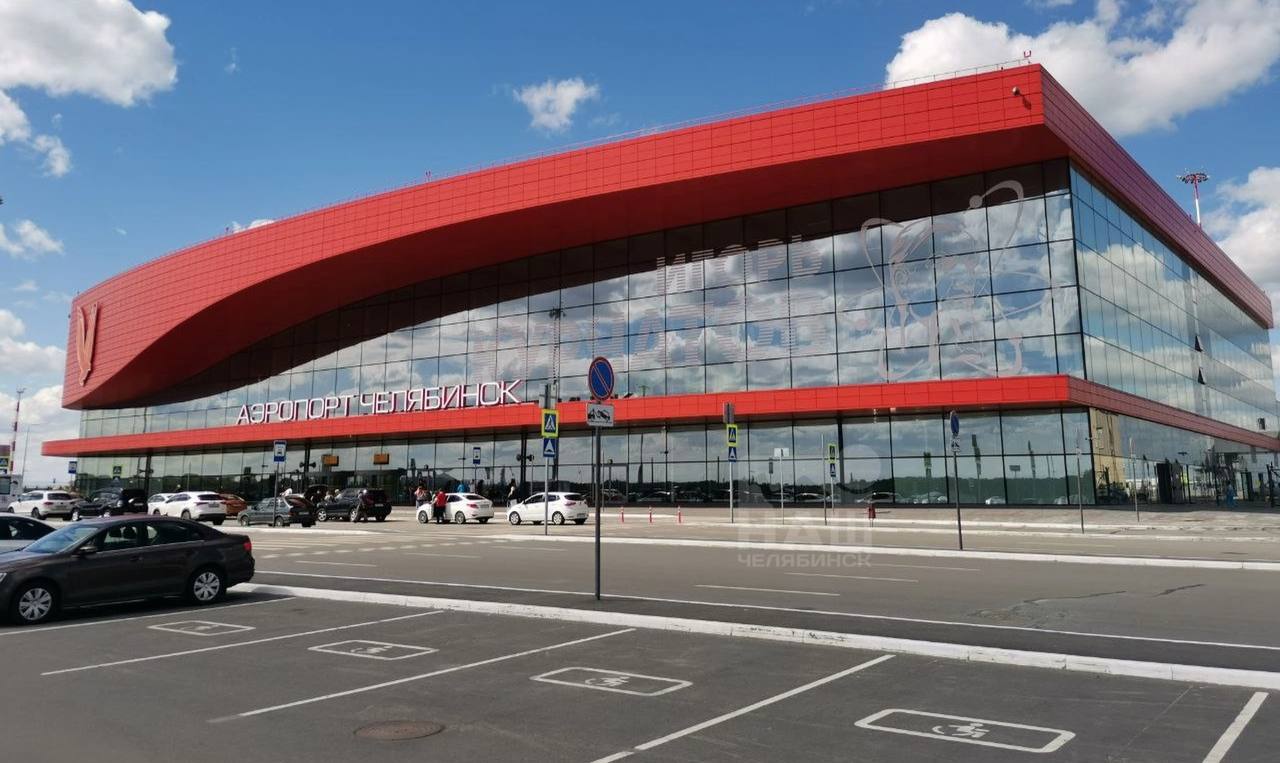 В аэропорту Челябинска построят новый международный терминал Помимо этого планируется расширить уже существующий терминал для внутренних рейсов. Об этом сообщил глава региона. По его словам, уже есть принципиальное решение и договорённости с владельцами аэропорта о реализации этих планов.