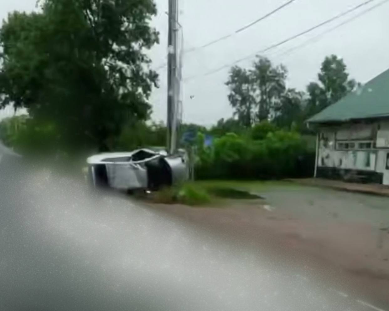 Пьяная врезалась в столб и перевернула "Приус"  Сегодня утром в 6:50 в Хабаровске на проспекте 60 лет Октября  в районе Новороссиской, 8  Toyota Prius врезался в световую опору и перевернулся.  По данным Госавтоинспекции, водитель - 36-летняя горожанка - была пьяна. Пострадавших нет.    Подписаться   Прислать новость