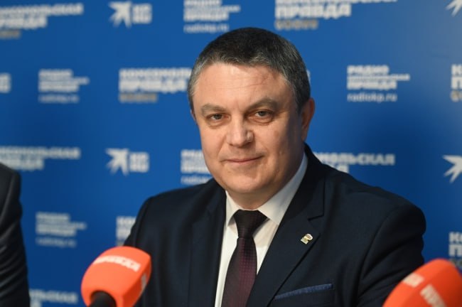 Глава ЛНР Леонид Пасечник поздравил жителей республики с Днем молодежи - Дорогие друзья! Вы – гордость нашей республики. Пусть ваша жизнь будет полна радостных событий, больших побед и счастливых мгновений! С праздником! - написал Пасечник в своем сообщении. Он отметил, что в республике молодые люди проявляют себя в самых разных сферах, работая на производстве, в медицине или развиваясь в реализации молодежной политике.