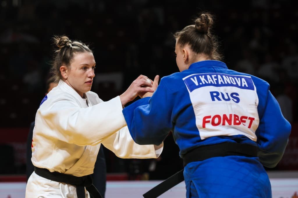 Красноярская дзюдоистка завоевала серебро на международном турнире Russian Judo Tour в Челябинске. Марина Букреева стала второй в весовой категории свыше 78 кг. В предварительном поединке наша спортсменка оказалась сильнее призера чемпионата России Анастасии Холодилиной из Челябинской области, а в полуфинале одолела бронзового призера чемпионата мира Анжелу Гаспарян из Калининградской области. Лишь в борьбе за золото Марина уступила призеру первенства России до 23 лет Веронике Кафановой из Ставропольского края. Отметим, что следующий этап Russian Judo Tour состоится в Красноярске. Соревнования пройдут 8-10 августа во Дворце спорта имени Ивана Ярыгина. Фото: judo.ru