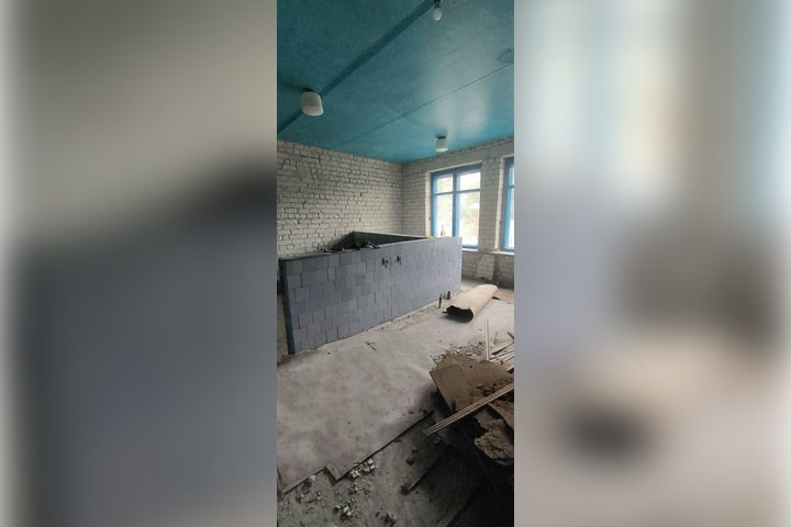 Псковичи начали ремонт детсада «Теремок» в Херсонской области Силами шефской Псковской области будет капитально отремонтирован генический детский сад «Теремок». Прямо сейчас окончательно уточняется, что потребуется для приведения здания в порядок. «На объект завозят стройматериалы, рабочие демонтируют старые полы, окна, двери и другие конструкции. Подрядная организация также проводит дополнительное обследование здания, чтобы точно определить весь объем необходимых работ. Работы выполняются силами специалистов из Псковской области в рамках сотрудничества регионов», - сообщает администрация Херсонской области. Помощь шефских специалистов крайне важна для региона, немалая часть объектов инфраструктуры и соцкультбыта была отремонтирована или построена с нуля стараниями представителей соседних регионов России.