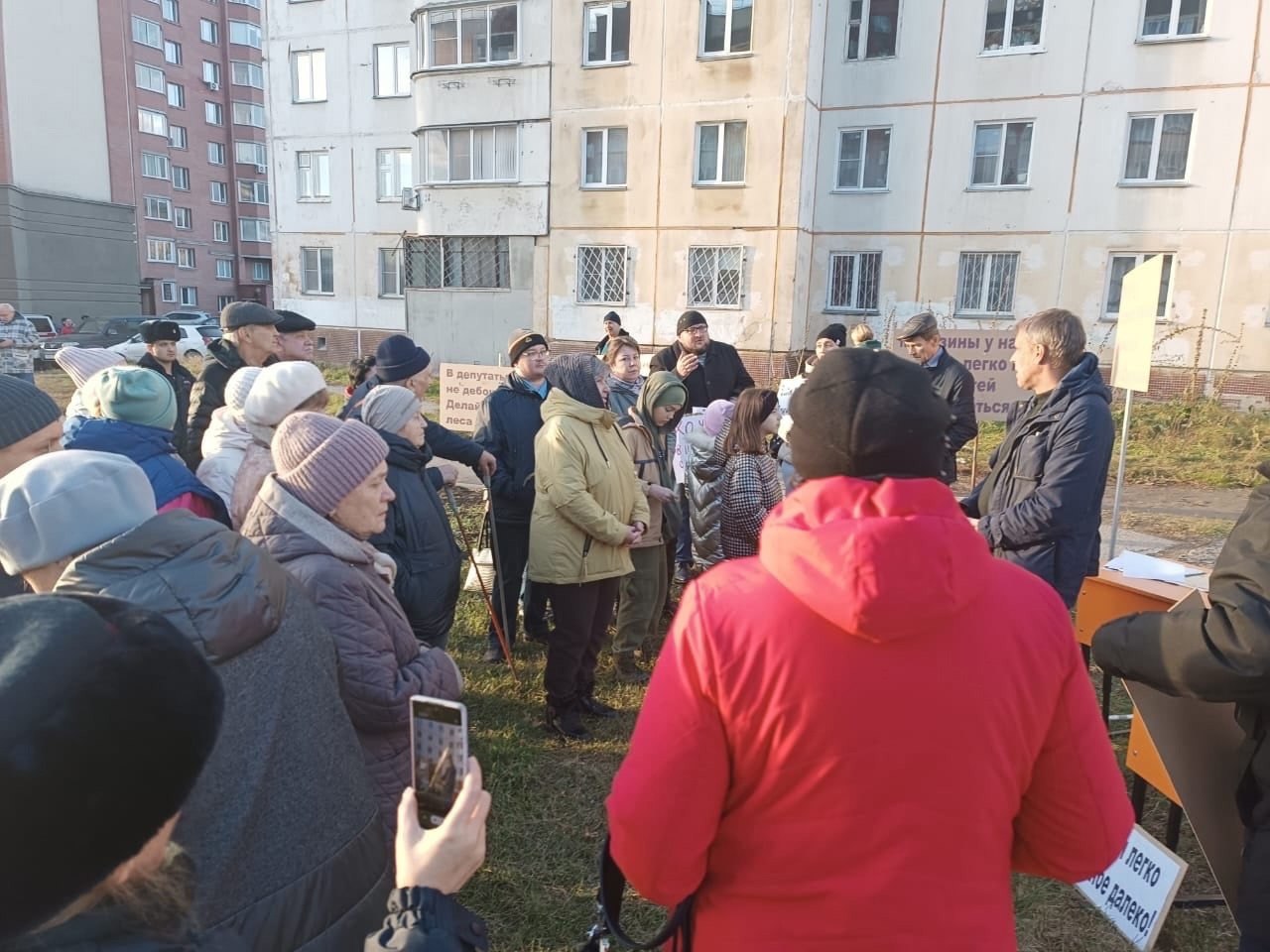 Новосибирцы на митинге потребовали строительства школ в районе Выборной  Несколько десятков человек, по оценкам организаторов, приняли участие в согласованном митинге, который прошел вечером в субботу, 26 октября. Жители района, прилегающего к улице Выборной, держали в руках плакаты с лозунгами «Хочу ходить в школу рядом с домом», «Вокруг пивнушки и винотеки, а где бассейн и библиотеки», «В одну смену учиться — успеха в жизни добиться».  Участники акции протеста потребовали от властей решения оной из основных проблем микрорайона — нехватки школ и детских досуговых учреждений. Кроме того, активисты высказались категорически против возможного строительства дороги через Инюшенский бор.  «Присутствовавшие на митинге наблюдатели из Министерства региональной политики и администрации Октябрьского района удалились от вопросов», — подчеркнули организаторы акции.  Приглашения прийти на митинг была разосланы депутатам Евгению Яковенко и Дмитрию Макарова, которые представляют интересы жителей микрорайона в горсовете и Заксобрании соответственно. Однако они просьбу избирателей проигнорировали.  Участники митинга подписали резолюцию, в которой изложены их требования. Документ будет отправлен во все органы региональной власти.    Атас.инфо