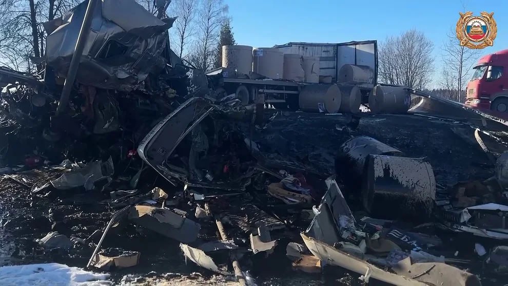 К перекрытию трассы М-8 в Ярославской области в районе деревни Бухалово привело столкновение двух грузовых автомобилей, сообщили в региональной Госавтоинспекции.  В 13:05 на 294-м километре столкнулись автомобили FAW и Freightliner. Водители обоих транспортных средств госпитализированы. Госавтоинспекция организовала объезд через близлежащие населенные пункты. На данном участке сохраняется пробка.  Ещё больше новостей — в Telegram-канале «Ъ-Ярославль»