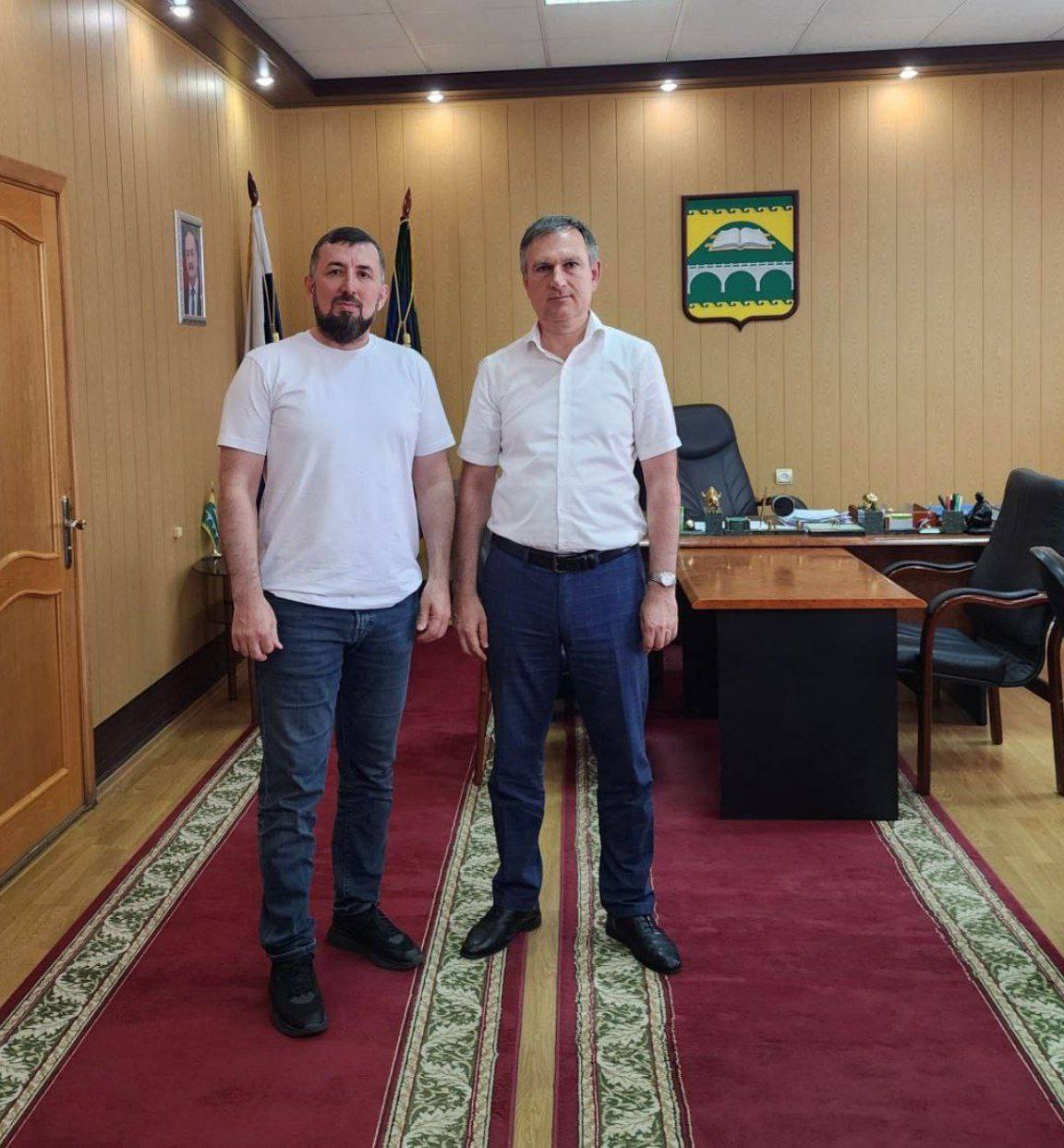 Депутат Народного Собрания РД, заместитель председателя Комитета по делам ветеранов и участников СВО Шамиль Омаров посетил Сулейман-Стальский район, где провел встречу с главой муниципалитета Саидом Темирхановым.  Основной темой обсуждения стали меры социальной поддержки военнослужащих и их близких.  Шамиль Омаров отметил важность всесторонней помощи ветеранам, включая не только материальную, но и моральную поддержку. «Наши защитники должны знать, что их подвиг ценят, а их семьи не останутся без внимания», — подчеркнул депутат.  Саид Темирханов рассказал о работе, проводимой в районе. Каждая семья военнослужащего получает индивидуальное сопровождение — для них составляют социальные паспорта, где фиксируются все нужды. Благодаря этому уже трудоустроены более 45 родственников участников СВО, 22 семьи получили земельные участки. Особое внимание уделяется инфраструктуре: отремонтированы десятки улиц, решаются вопросы с коммуникациями. Кроме того, в районе увековечивают память погибших героев — установлены 40 мемориальных плит, а несколько школ носят их имена. В планах — назвать одну из улиц Касумкента в честь участника СВО.
