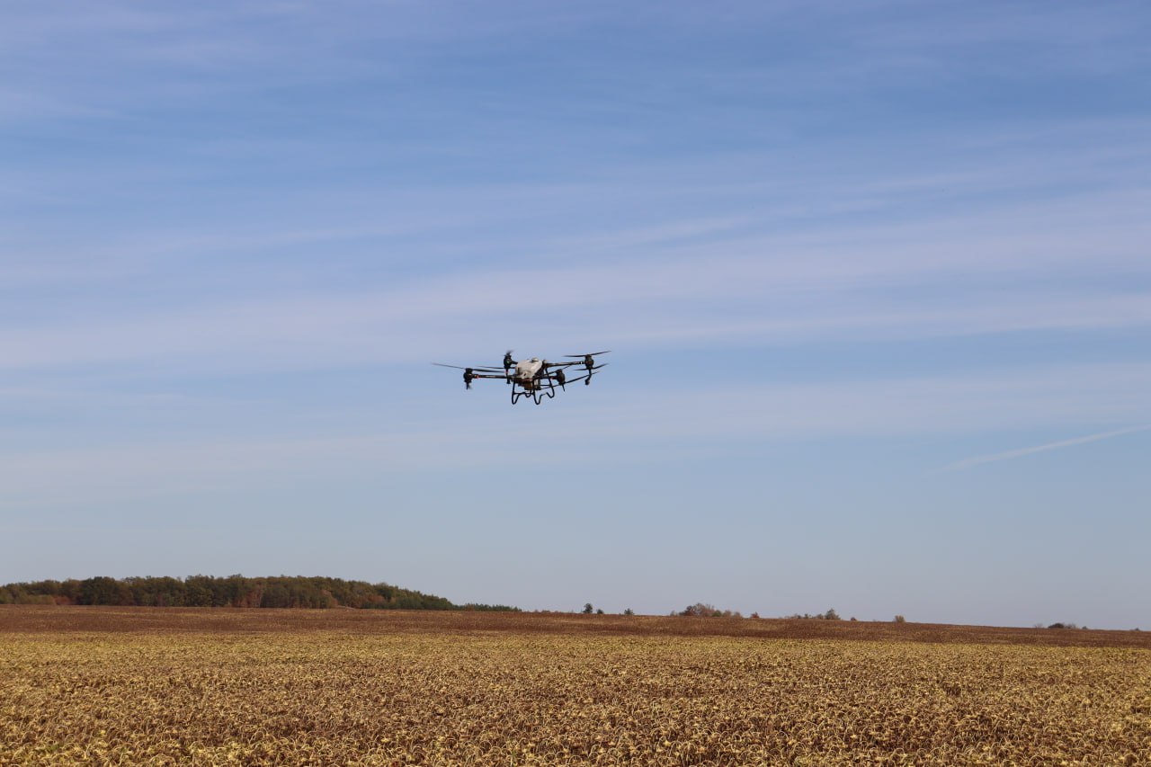 Компания БАС получила допуск к проведению образовательной деятельности аттестации и осуществлению деятельности персонала беспилотных авиационных систем с максимальной взлетной массой более 30 кг на территории трех областей Владимирской Калужской и Нижегородской Подготовка пилотов будет выполняться в соответствии с программой экспериментального правового режима утвержденной постановлением Правительства от 08 11 2024 1518 Инструкторский состав компании БАС состоит из действующих пилотов выполняющих сельхозработы c использованием беспилотников на территории РФ и систематически повышающих свою профессиональную квалификацию в рамках образовательных программ ведущих профильных вузов страны БАС беспилотники Подготовкапилотов Инструкторскийсостав bespilotny1