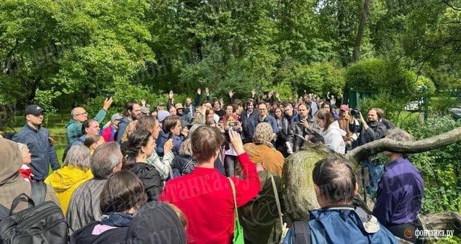 В Петербурге попытались провести собрание для организации референдума против строительства высоток — в парк Екатерингоф пришли более 150 человек. Приехал и наряд полиции, который напомнил собравшимся о действующих ковидных ограничениях. По закону для организации референдума нужно участие не менее 300 человек. Как пояснила «Фонтанке» председатель Наталия Евдокимова, в ближайшее время участники проведут собрание в очно-заочной форме, чтобы добрать необходимое количество подписей.