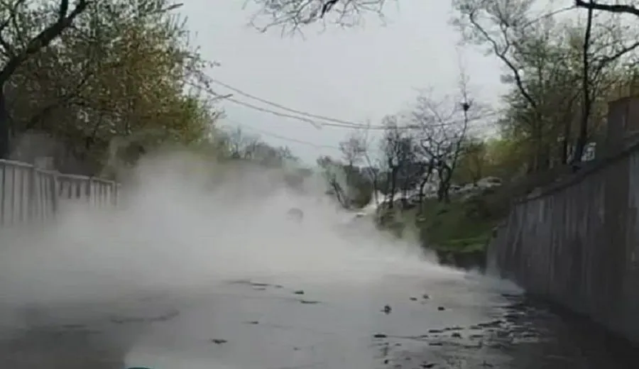 Владивосток отметил окончание отопительного сезона мощным порывом Аварийная ситуация на сетях ДГК произошла в районе Калинина 2 во Владивостоке около половины десятого утра 4 мая порвало трубу с горячей водой и кипяток залил дорогу превратив её в натуральную реку   Подробнее на PRIMPRESS PRIMPRESS в MAX ДЗЕН ЧАТ БОТ