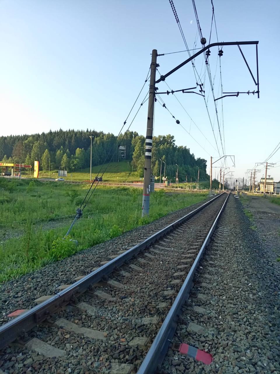 В Кемеровской области-Кузбассе следователи СК России устанавливают обстоятельства травмирования мужчины на железной дороге По предварительным данным, сегодня около 4 часов 00 минут местного времени электропоездом на ст. Калтан Западно-Сибирской железной дороги произошло смертельное травмирование мужчины. Машинист применил экстренное торможение, однако наезда предотвратить не удалось. Кемеровским следственным отделом на транспорте проводится доследственная проверка по признакам преступления, предусмотренного ст. 263 УК РФ нарушения правил безопасности движения и эксплуатации железнодорожного транспорта . Следователями следственного управления проводится комплекс проверочных мероприятий, направленных на установление всех обстоятельств произошедшего.