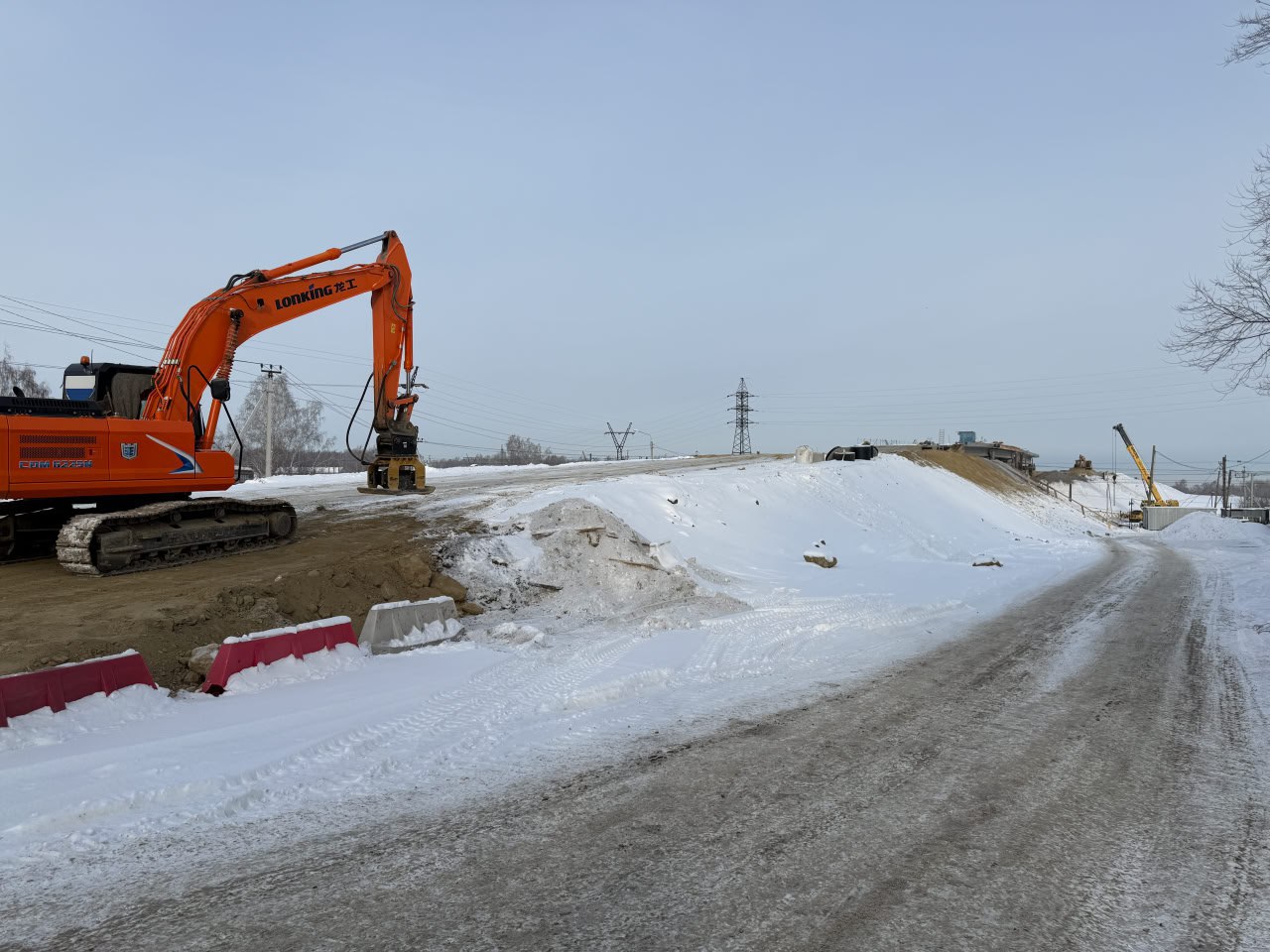 Путепровод в челябинском поселке Новосинеглазово достоят в этом году В поселке Новосинеглазово продолжается строительство важного путепровода через железнодорожные пути по улице Челябинской Завершение строительства запланировано на 20 августа 2026 года Этот объект крайне необходим для поселка так как является единственным маршрутом соединяющим его с другими районами города Жители часто сталкиваются с задержками из за закрытых железнодорожных переездов и путепровод поможет решить эту проблему уточняют в пресс службе городской администрации На данный момент завершены работы по переносу инженерных сетей и подготовке насыпи для подъезда Также смонтированы основные балки пролетных конструкций С наступлением теплой погоды подрядчик начнет укладку мостового полотна и асфальтирование подходов после чего будет проведено благоустройство территории Путепровод длиной 90 метров в сочетании с подъездами образует общий комплекс длиной более 600 метров Он будет иметь две полосы для движения и широкие тротуары для пешеходов а также современное уличное освещение Строительство осуществляется в рамках нацпроекта Инфраструктура для жизни при поддержке губернатора Алексея Текслера chelmeria eugenejut