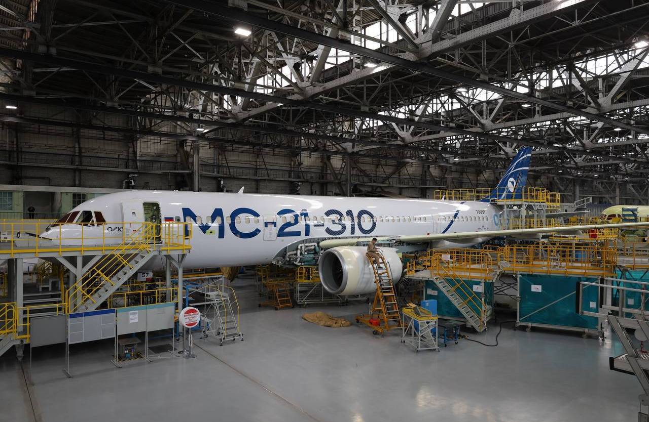 Собран первый полностью импортозамещенный самолет МС-21  На Иркутском авиационном заводе завершилась сборка первого полностью импортозамещенного пассажирского самолета МС-21. Сегодня стартовали его приемно-сдаточные испытания, сообщил разработчик этой машины – компания «Яковлев». После их окончаний авиалайнер отправят на летно-испытательную станцию для прохождения заводских доводочных испытаний.   По словам министра промышленности и торговли Антона Алиханова, полностью импортозамещенный МС-21 совершит свой первый полет в августе.  Машина с заводским номером 0013  бортовой номер 73057  стала последней из опытных самолетов МС-21. С 2021 г. она использовалась для испытания крыла из российских композитов.  Сейчас на ней заменили на отечественные ключевые системы, включая двигатели, комплексную систему управления, систему энергоснабжения, шасси, колеса, шины, датчики уровня топлива, интерьер пассажирского салона и множество других компонентов.   На этом самолете также впервые используются импортозамещённое стендовое оборудование для отработки гидравлической системы самолета.  Создание импортозамещенной версии МС-21 началась в 2022 г., когда из России из-за санкций ушли западные поставщики этой программы. Сейчас в сертификационных испытаниях участвует только частичноимпортозамещенный прототип МС-21  заводской номер 0012, бортовой 73055 .   Сертификацию импортозамещенного МС-21 планируется завершить к концу лета 2026 г. Его первые поставки стартовому заказчику – группе «Аэрофлот» запланированы на 4-й квартал 2026 г. До 2033 г. «Аэрофлот» рассчитывает получить 200 МС-21, еще почти 70 самолетов заказали другие российские авиакомпании.    Фото: «Яковлев»  #Авиапром  Отдать голос за