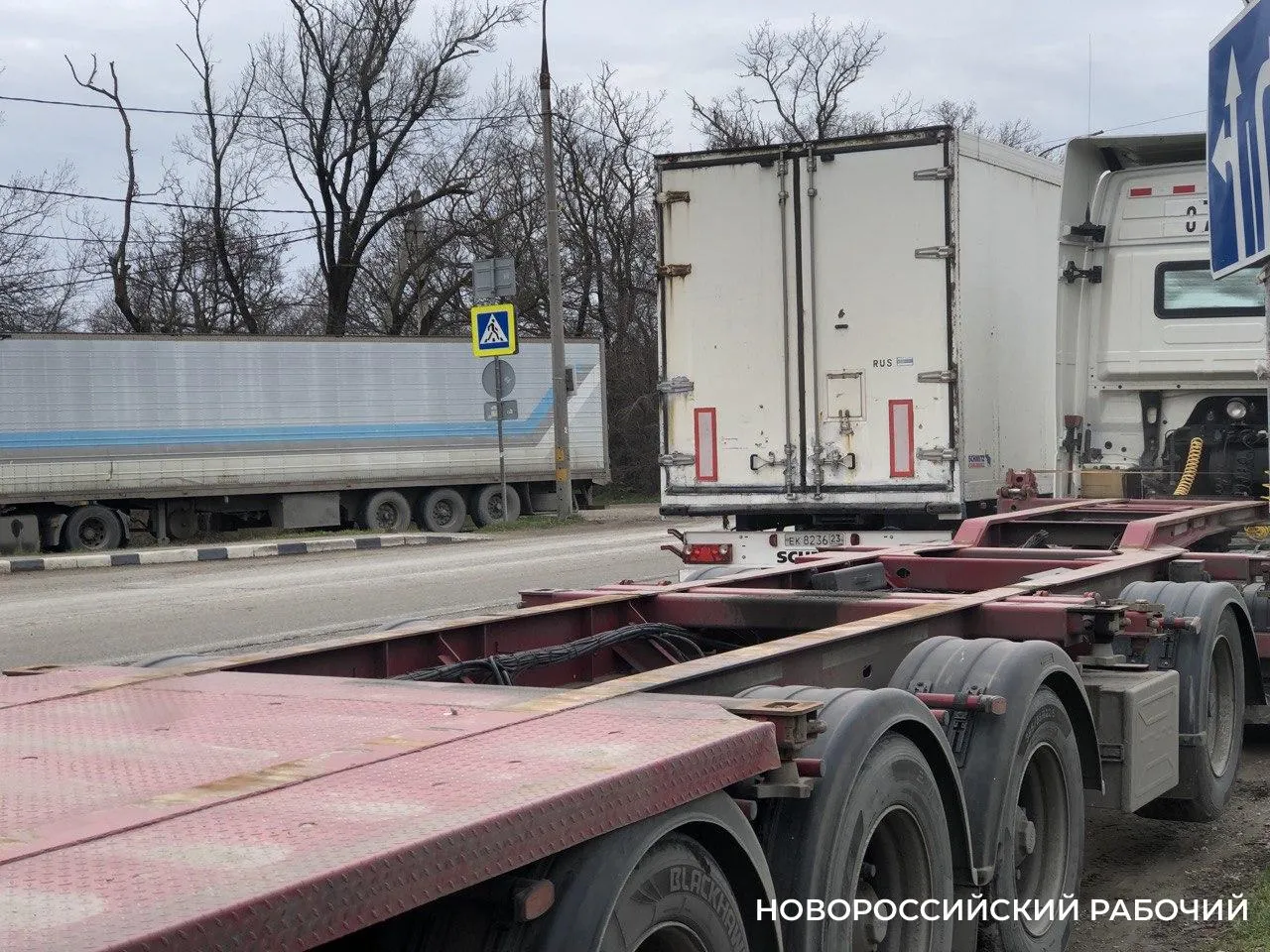 НР общество Названы адреса где в Новороссийске запретят ездить большегрузам В Новороссийске применят правило чем выше градус тем меньше большегрузов В конце мая в крае и Новороссийске в частности вводятся ограничения на проезд тяжеловесного автотранспорта по региональным межмуниципальным и местным дорогам которые находятся в собственности региональных властей Временная мера на летний период начиная с 25 мая до 31 августа 2026 года установлена приказом краевого Минтранса 175 где также указаны отрезки дорог по которым большегрузам запретят передвигаться с 10 часов до 22 часов если температура воздуха превысит 32 C Ограничения обосновывают тем что при такой температуре снижается несущая способность асфальтобетонного покрытия Для каждой дороги установлены отрезки на которых действует ограничение В Новороссийске езду фурам и самосвалам ограничат на участках дорог от станицы Юровка до станицы Раевской и далее на протяжении 16 км до Новороссийска Также временный запрет начнет действовать на подъезде к самой Раевской на участке длиной около 6 км Запрет коснётся и дороги из города в Широкую Балку это 8 5 км между селом Кирилловка и селом Гайдук подъезда к жд с Гайдук и подъезда к Абрау Дюрсо дороги из этого села в Большие Хутора а также подъездов к селу Южная Озереевка и хутору Победа Эффективность меры которую применяют уже не первый год во многом зависит от контроля за её соблюдением Судя по тому как быстро приходят в негодность дороги города по которым нескончаемым потоком круглогодично двигаются в порт большегрузы контроль этот оставляет желать лучшего novorab official Мы в МАХ