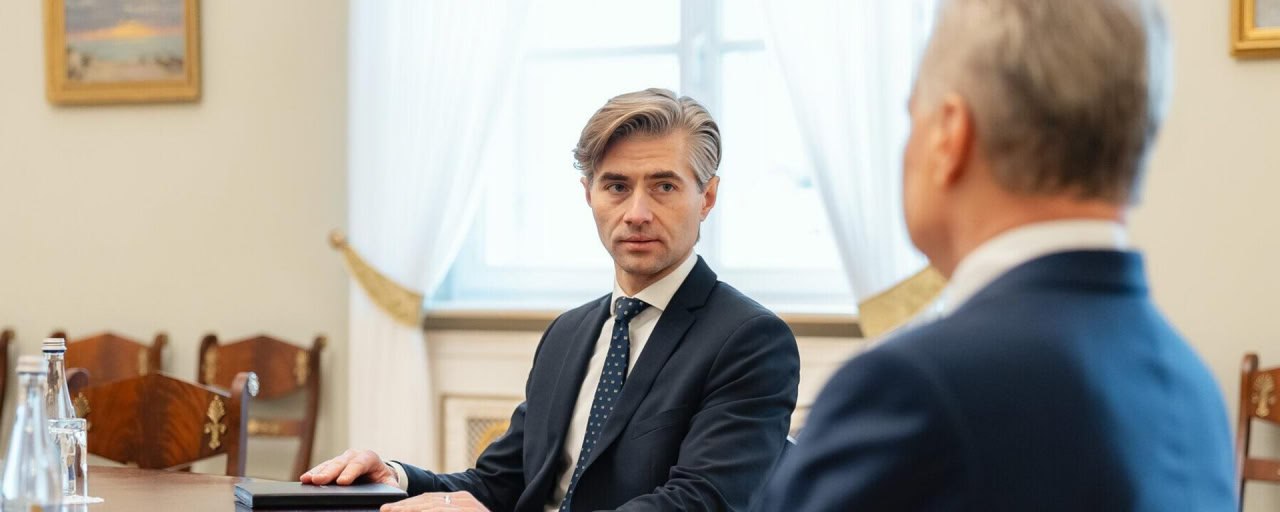 МИД Литвы разрабатывает национальные экономические санкции против России и Беларуси. По словам литовского министра иностранных дел Кястутиса Будриса, Литва и некоторые другие страны Евросоюза готовят такие планы на случай, если европейские санкции, введённые после начала российской СВО, не будут продлены летом из-за возможного вето со стороны Венгрии. МИД Литвы намерен внести предложение об изменении законодательства, чтобы там была предусмотрена возможность введения национальных санкций против России и Беларуси. «В ближайшее время МИД внеcёт поправки, сейчас они согласовываются между министерствами, между заинтересованными учреждениями и внутри правительства, и мы обязательно сможем их обсудить», — цитирует Бурдиса «Baltnews». Ранее глава МИД Эстонии Маргус Цахкна призывал лишить Венгрию права голоса в ЕС.