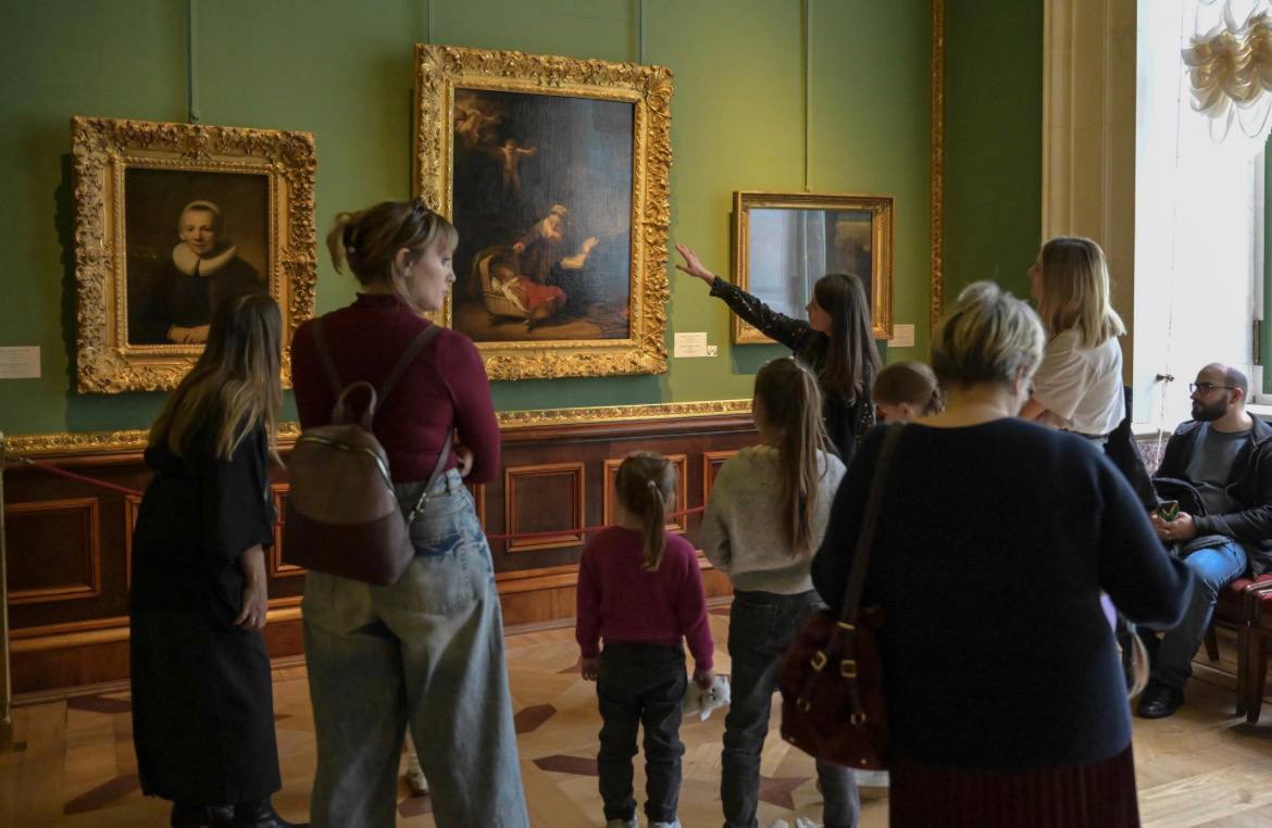 Бесплатный визит в Эрмитаж можно будет осуществить в Рождество Христово сообщили в пресс службе музея Для посещения Эрмитажа в этот день нужно оформить бесплатный входной билет Он даст возможность попасть без оплаты во все комплексы музея Главный музейный комплекс Главный штаб Реставрационно хранительский центр Старая Деревня Дворец Меншикова Музей императорского фарфорового завода и Зимний дворец Петра I Оформить такой входной билет можно на официальном сайте Эрмитажа Праздничные билеты будут размещены на сайте 4 января Михаил Тихонов Подписаться на ДП в Telegram MAX