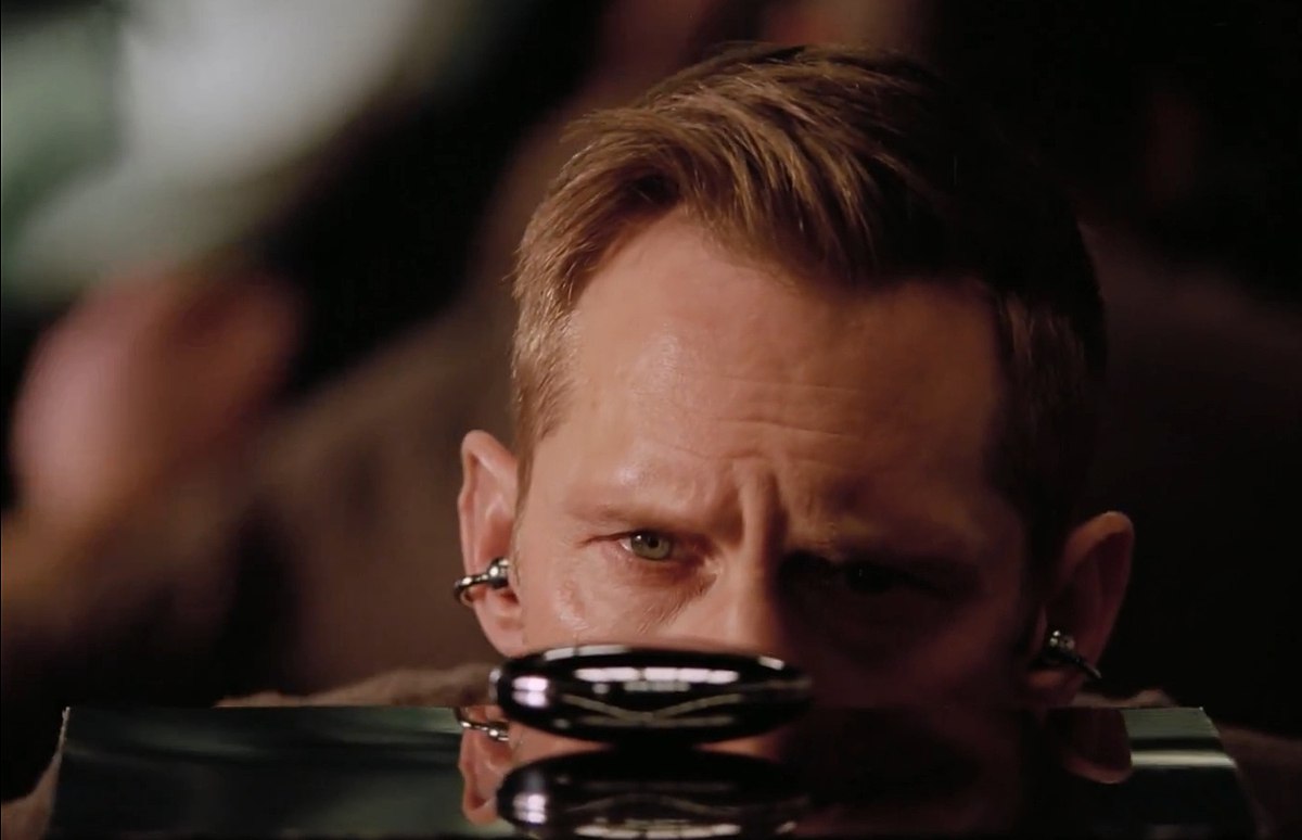 По соцсетям гуляет видеоролик который приписали OpenAI якобы компания планировала прорекламировать на Супербоуле своё первое ИИ устройство но в последний момент передумала OpenAI назвала видео фейком Некоторые пользователи думают что и она врёт vc ru marketing 2728589