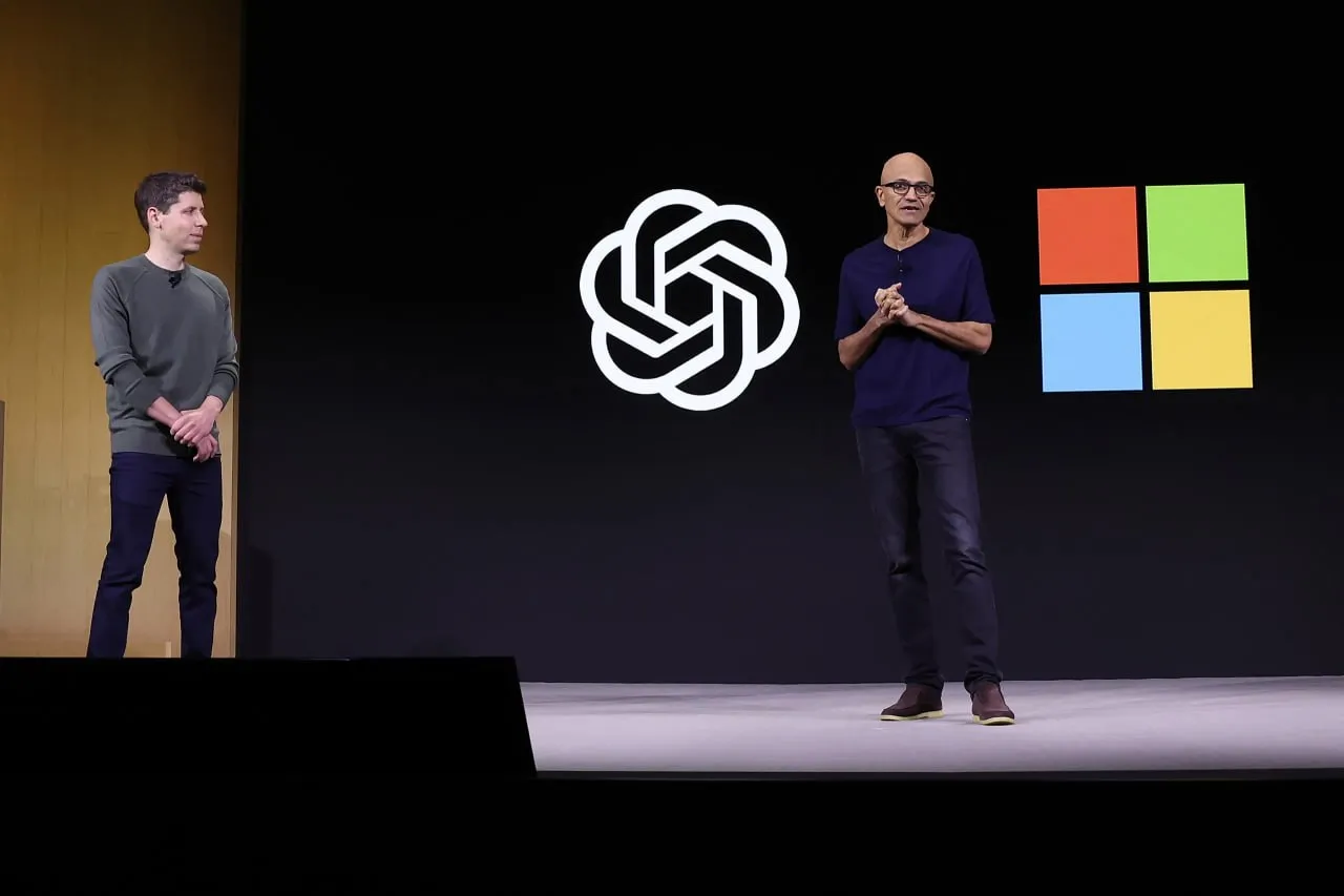 OpenAI теперь сможет предоставлять доступ к своим ИИ моделям не только через облако Microsoft Azure Компании пересмотрели свое соглашение о сотрудничестве   Теперь модели OpenAI может открыть доступ к своему ИИ через AWS Google Cloud и других провайдеров но Azure все равно получает продукты первым   Microsoft больше не выплачивает 20 от дохода полученного корпорацией от ИИ OpenAI Но сам стартап продолжит платить долю Microsoft   Microsoft сохранит лицензию на продукты OpenAI до 2032 года но она не будет эксклюзивной Для рядового пользователя это мало что поменяет Но теперь Microsoft крупнейший акционер OpenAI перестает быть бутылочным горлышком для масштабирования ИИ сервисов стартапа со временем это может привести к снижению издержек и соответственно цен
