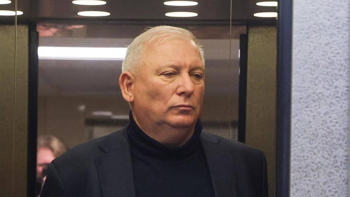 Суд изъял у бывшего депутата Госдумы Вороновского 207 объектов недвижимости и активов больше чем на 20 миллиардов рублей Ещё с него взыскали 95 миллионов за имущество которое он успел продать В конце девяностых Вороновский работал в налоговой полиции в отделе по борьбе с коррупцией bezposhady