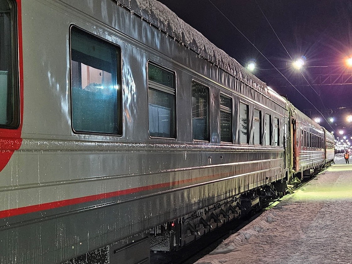 Прокуратура начала проверку по вчерашней задержке поездов в Архангельской области Накануне из за технической неисправности на участке Кеньга Малька Холмогорская были задержаны поезда из Москвы Котласа и Онеги в Архангельск Дольше всего ожидать пришлось пассажирам поездов Москва Архангельск задержка более 7 часов Онега Архангельск более 6 часов и Котлас Архангельск более 6 часов Как заявили в СЖД в вагонах поддерживался комфортный температурный режим Пассажиры поездов задержка которых составила более 4 часов были обеспечены питанием В Северо Западной транспортной прокуратуре сообщили что по факту произошедшего организована проверка на предмет исполнения законодательства о безопасности движения и соблюдения прав пассажиров