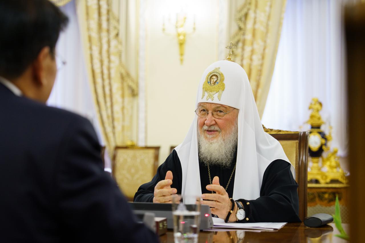 Патриарх Кирилл надел швейцарские часы стоимостью около 2,5 млн рублей на встречу с президентом Лаоса в Москве, обнаружил расследовательский проект «Система». Речь идёт о модели Breguet Classique 5177BR, корпус которой выполнен из 18-каратного золота и сапфира. Глава Русской православной церкви носил похожие часы и ранее, о чём свидетельствуют фотографии начала мая. Часы именно этого производителя, но другой модели были заретушированы на скандальной известной фотографии 13-летней давности. Тогда редакторы забыли убрать их отражение на запястье патриарха в столешнице, что немедленно разглядели пользователи сети. Ранее у епископа также заметили «умные» часы Apple Watch. При этом патриарх неоднократно критиковал использование современных гаджетов из-за «вселенского контроля над человеческим родом» и выступал против «тотального контроля над человеческой личностью». Фото: РПЦ /Новости
