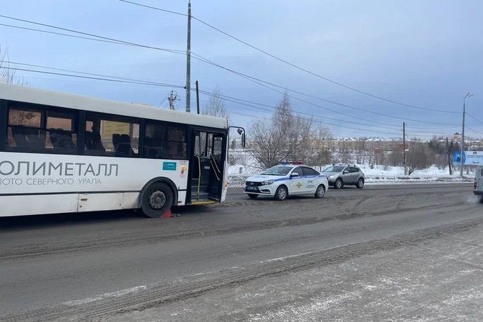 Водитель автобуса сбил женщину на пешеходном переходе в Краснотурьинске  В Краснотурьинске водитель автобуса утром 12 февраля сбил пожилую женщину на нерегулируемом пешеходном переходе, сообщает Управление Госавтоинспекции России по Свердловской области.  Авария произошла около 9:50 на перекрестке улиц Рюмина и Парковой. Как предварительно установлено, водитель автобуса, 59-летний мужчина, при движении по улице Рюмина допустил наезд на 65-летнюю женщину, которая переходила проезжую часть по нерегулируемому пешеходному переходу.  В результате наезда пострадавшая получила тяжелые травмы.