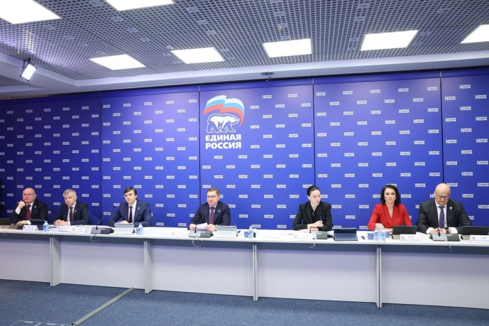 Сергей Кравцов Регионы досрочно строят новые школы по нацпроекту Молодежь и дети Секретарь Генсовета партии Единая Россия Владимир Якушев и Министр просвещения РФ Сергей Кравцов провели заседание штаба по реализации программы капитального ремонта школ детских садов и колледжей а также строительства общеобразовательных и дошкольных организаций На мероприятии подвели итоги 2025 года и обсудили дальнейшие планы