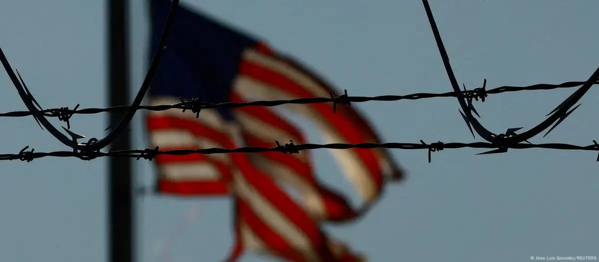 Верховный суд США одобрил депортацию мигрантов В США Верховный суд отменил предыдущее решение суда в Бостоне о приостановке депортации мигрантов в третьи страны. "Запускайте самолеты для депортации", - отреагировало министерство внутренней безопасности страны. Оно назвало решение Верховного суда "победой для защиты и безопасности американского народа". В заявлении министерства также отмечается, что теперь сотрудники могут депортировать иммигрантов без действительных документов "в страну, которая готова их принять". Борьба с нелегальной иммиграцией была одним из ключевых предвыборных обещаний Трампа. Газета The Washington Post сообщала, что президент намерен за год депортировать из США 1 миллион мигрантов. В США прошли массовые протесты против антимиграционных рейдов.