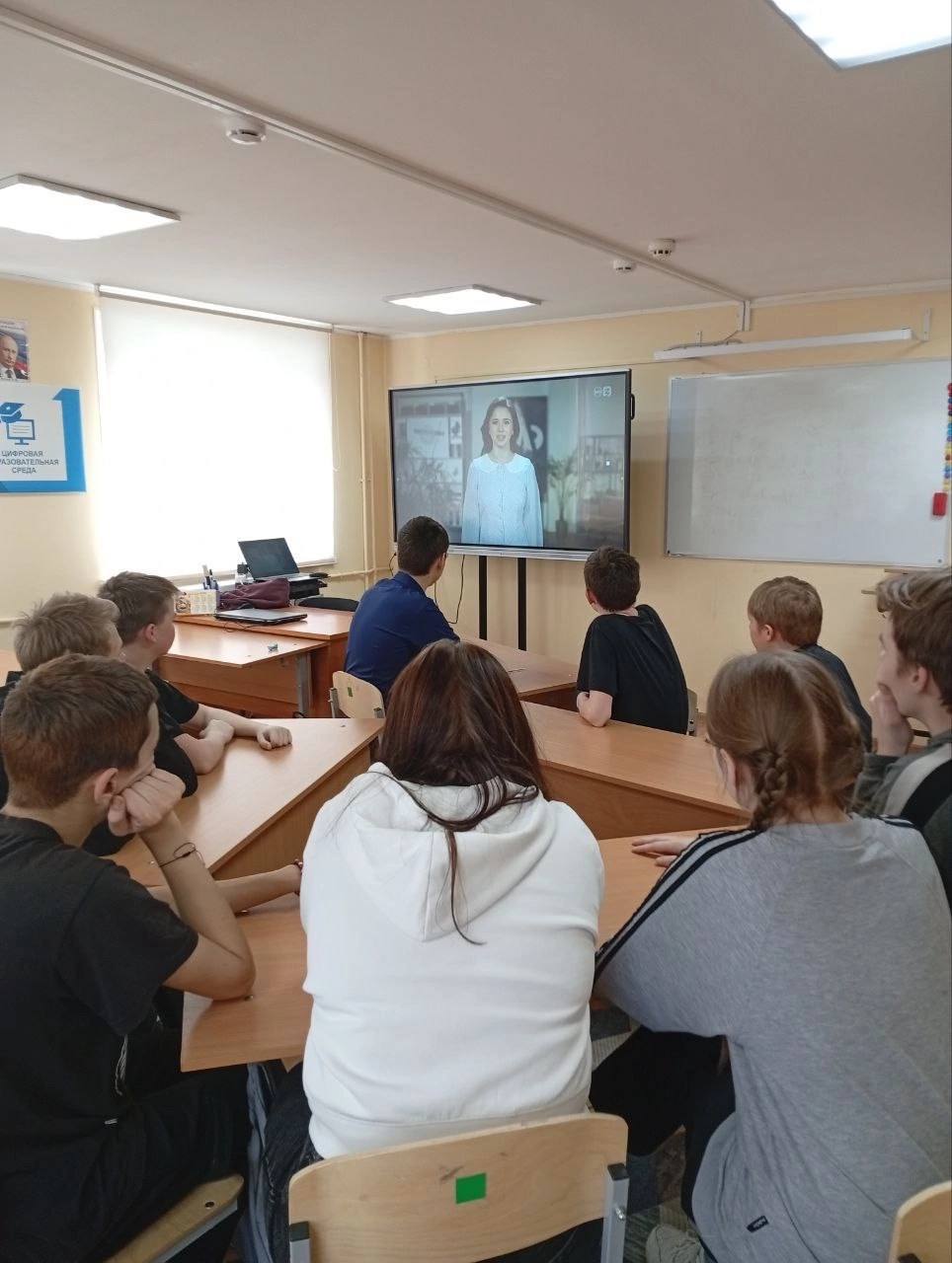 Школьников округа познакомили с профессиями в сфере  цифровых технологий   В Новопетровской школе-интернате для обучающихся с ограниченными возможностями здоровья прошло очередное занятие профориентационного курса «Россия – мои горизонты» в рамках проекта «Билет в будущее».    На занятии по теме «Россия умная: программирование и телекоммуникация» обучающиеся узнали о профессиях в сфере цифровых технологий.  Ребята смогли:       оценить высокий уровень цифровизации в России,      разобраться в предметах, знание которых позволит работать в этой сфере;     познакомились с технологиями, которые помогают создавать программы и приложения, передавать данные и общаться на огромном расстоянии;      узнать какие специалисты эти программы создают: разработчики игр, сетевые инженеры, наладчики, операторы связи и многие другие.  Завершился урок видео-презентацией и игрой-разминкой.  #актуальнО #образование #моистра