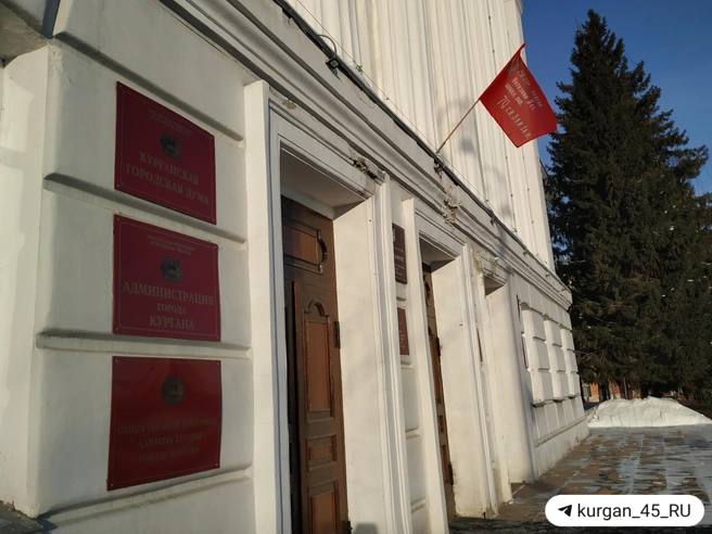 В Кургане сегодня могут избрать главу города. Вопрос будет обсуждаться на заседании гордумы. До выборов допустили двух человек — Антона Науменко и Алексея Кондратьева. • Антон Науменко уже больше года работает в администрации Кургана в должности временного исполняющего обязанности главы. • Алексей Кондратьев является адвокатом областной коллегии адвокатов. Избрать главу депутаты гордумы должны тайным голосованием. Следим за развитием событий