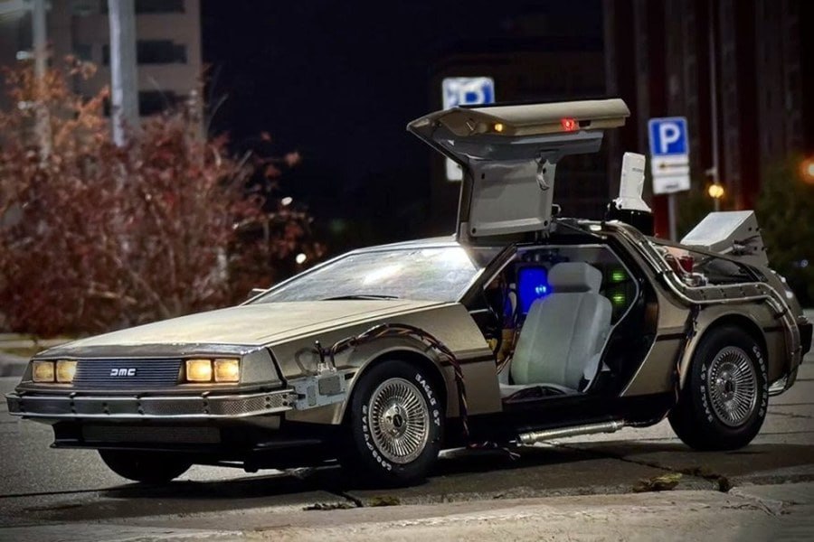 DeLorean из «Назад в будущее» продают на «Авито» за 10 млн рублей   Энтузиаст смог достать автомобиль DeLorean DMC-12 1982 года и оттюнинговать ее так, как сделал бы сам Док из культового фильма «Назад в будущее».   Перемещаться во времени и пространстве машина вряд ли может, а вот прокатить с ветерком вполне — модель на ходу, не попадала в аварии, а ее пробег составляет чуть менее 8000 км.  По словам продавца кузов выполнен из нержавеющей стали, под капотом маломощный 2,8-литровый двигатель на 150 л.с. и механическая коробка передач. Стоит отметить, что DeLorean DMC-12 не так часто встречается в продаже, поскольку в свое время была выпущена весьма ограниченным тиражом, всего 9000 экземпляров.