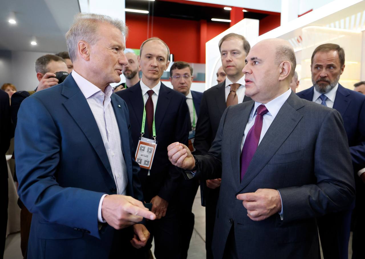 Греф презентовал Мишустину нейросетевого помощника GigaChat 2.0 от Сбера. Глава правительства высоко оценил достижения Сбера в развитии ИИ. GigaChat уже интегрирован в 100+ различных проектов. Тут вот какой нюанс. Блогер Горшенин пишет, что Кандинский от Сбера до сих пор на запрос нарисовать космический корабль рисует нам американские шаттлы. И в целом российские техкомпании используют в основе своих ИИ-моделей зарубежные, натренерованные на западных нарративах, сети. Интересно, тема идеологического суверенитета в этой области в приоритете у центров принятия решений? А то ведь уже мелькают сообщения, что все эти сберовские и яндексовские сервисы очень неохотно говорят на исторические и политические темы. А ими, прежде всего, пользуется молодёжь. А будет пользоваться ещё больше. В своё время прошляпили соцсети.