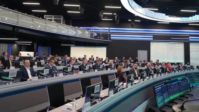 Калиматов в Ингушетии выявлено 1370 нелегально занятых безработица снижается Глава Ингушетии Махмуд Али Калиматов принял участие в стратегической сессии по снижению доли теневой экономики в СКФО под руководством вице премьера РФ Александра Новака По его словам в республике реализуется комплекс мер по сокращению нелегального сектора экономики в соответствии с решениями Правительства РФ и поручениями Президента России Работа межведомственной комиссии позволила в текущем году выявить 1370 человек трудившихся без официального оформления По итогам мероприятий 215 человек оформили трудовые договоры 491 зарегистрировался как индивидуальный предприниматель По данным руководства региона в Ингушетии насчитывается около 8 тыс субъектов малого и среднего предпринимательства что на 10 5 больше чем за аналогичный период 2023 года Число самозанятых достигло 28 тыс человек рост составил 44 2 Сокращается и безработица На конец августа общий уровень безработицы снизился до 25 2 что на 1 4 ниже показателя прошлого года Регистрируемая безработица составила 5 6 уменьшившись на 3 2 к августу прошлого года В миграционной сфере оформлено более 3 тыс патентов для иностранных работников В жилищно коммунальном секторе выявлено 594 факта несанкционированных подключений к электросетям ведется установка приборов учета Реализация программы по сокращению потерь в системах водоснабжения позволила уменьшить потери ресурса на 7 8 Калиматов отметил что работа будет усилена по ключевым направлениям межведомственное взаимодействие выявление нелегально занятых расширение мер поддержки для бизнеса переходящего в правовое поле Особое внимание планируется уделить профилактике и разъяснению преимуществ легальной экономической деятельности а также реанимации простаивающих производственных объектов и созданию новых рабочих мест По его словам цель построение прозрачной и эффективной экономической системы обеспечивающей устойчивый рост благосостояния жителей республики ПОДПИСАТЬСЯ ПРЕДЛОЖИТЬ НОВОСТЬ