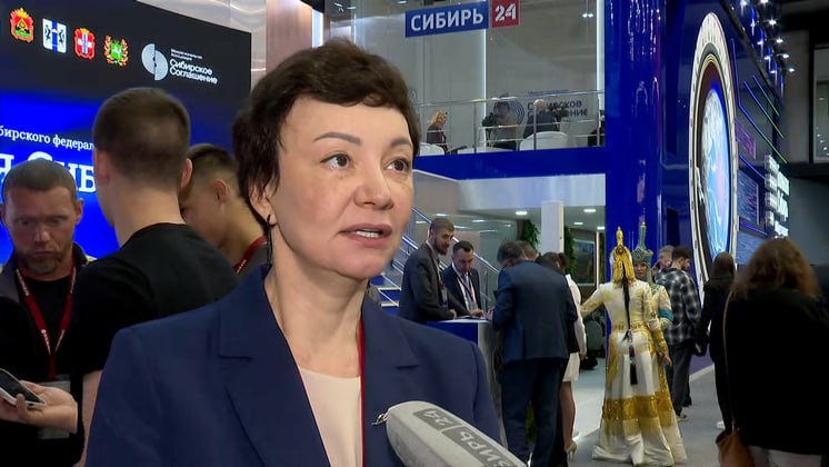 Россия расширяет программы обучения на русском языке в Африке Руководитель Центра народной дипломатии Наталия Красовская на стоп кадре на форуме Технопром 2025 рассказала о реализации программы экспорта образования на русском языке реализуемой в странах Африки При создании проекта у нас работали 19 вузов сейчас их 27 К проекту экспорта российского образования в страны Африки буквально каждый месяц присоединяются новые вузы У нас за первый учебный год в странах нашего пребывания обучение русскому языку прошли 400 человек Значительная часть выпускников курсов уже продолжает образование в России К концу 2025 года планируется охватить проектом изучения русского языка до 1 тыс человек Новосибирский государственный университет совместно с Центром народной дипломатии запускает уникальную программу международного класса в Буркина Фасо Пилотный проект стартует 1 октября 2025 года и предусматривает обучение школьников русскому языку в течение года а затем два года информатике и математике